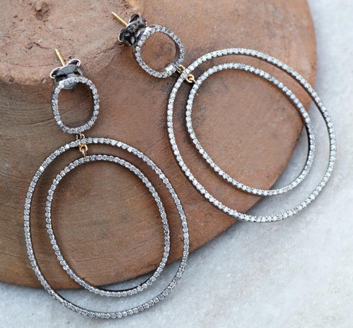 Boucles d'oreilles design en argent 925 Diamant Boucles d'oreilles pendantes faites à la main Bijoux d'anniversaire.

Poids total en carats
0.24 et moins
Style
Goutte d'eau/angle
Métal de base
Argent sterling, 925 pièces pour 1000
Taille
54x37 mm