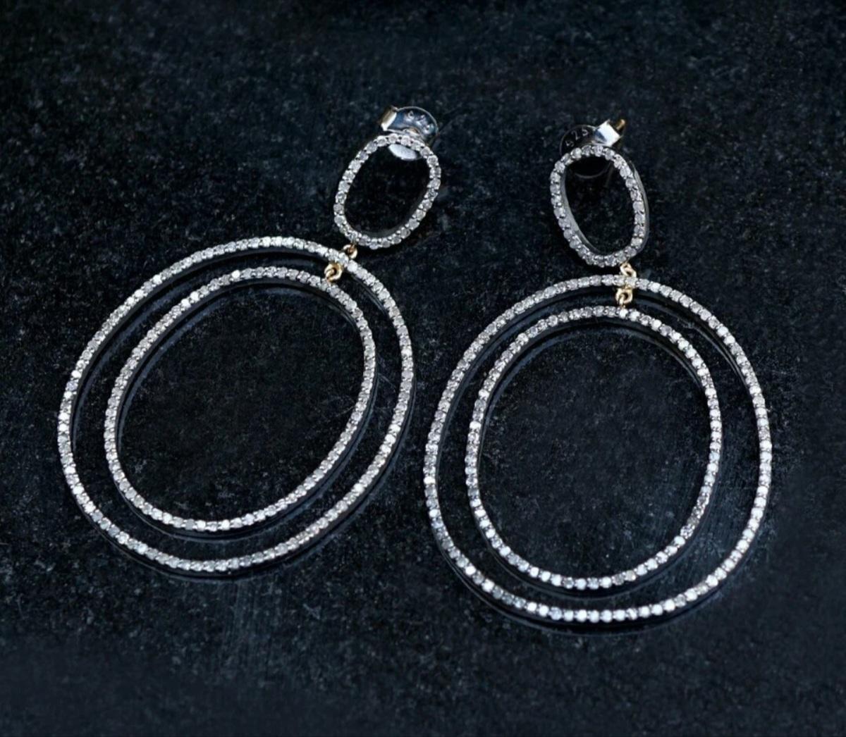 Taille ronde Boucles d'oreilles design en argent 925 Diamant Boucles d'oreilles pendantes faites à la main Bijoux d'anniversaire. en vente