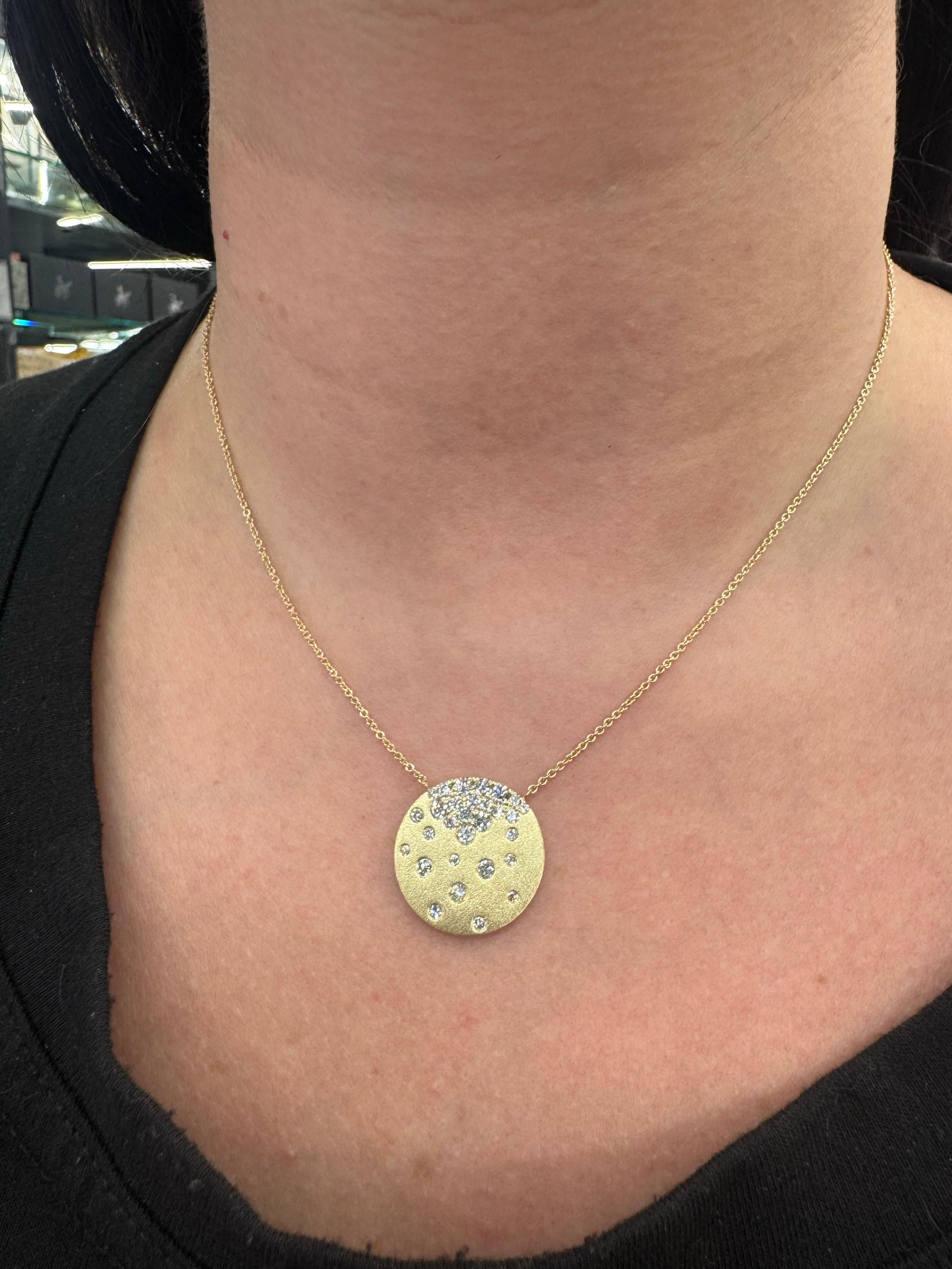 Questo elegante ciondolo a forma di coriandoli è realizzato in oro giallo 14 carati e presenta un design giocoso ma sofisticato. Adornato con 29 diamanti rotondi taglio brillante per un totale di 0,94 carati, i diamanti sono sparsi ad arte sul