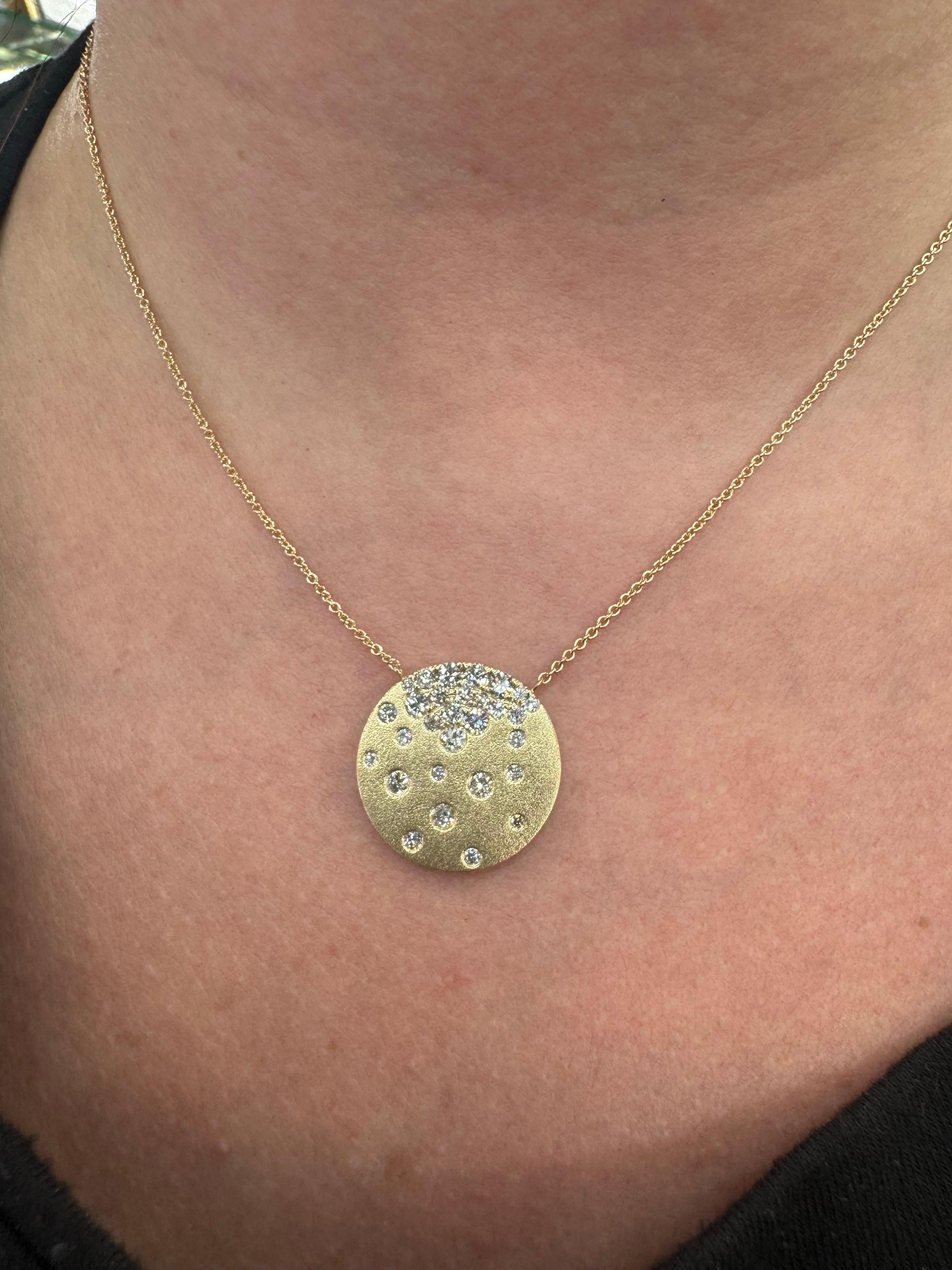 Taglio rotondo Collana con coriandoli a forma di disco di diamanti 0,94 carati in oro giallo 14KT 5,3 grammi in vendita