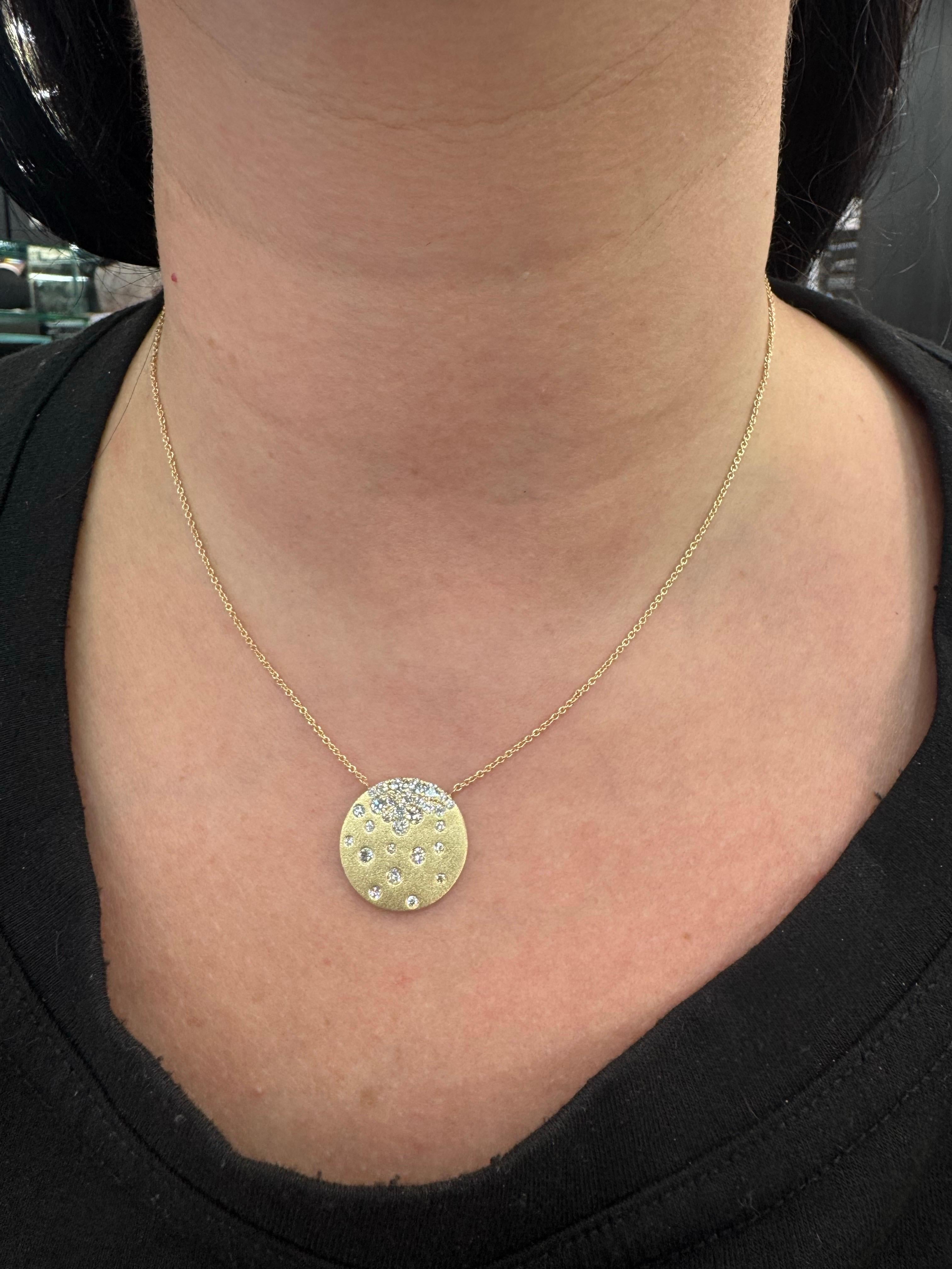 Collana con coriandoli a forma di disco di diamanti 0,94 carati in oro giallo 14KT 5,3 grammi In condizioni Nuovo in vendita a New York, NY