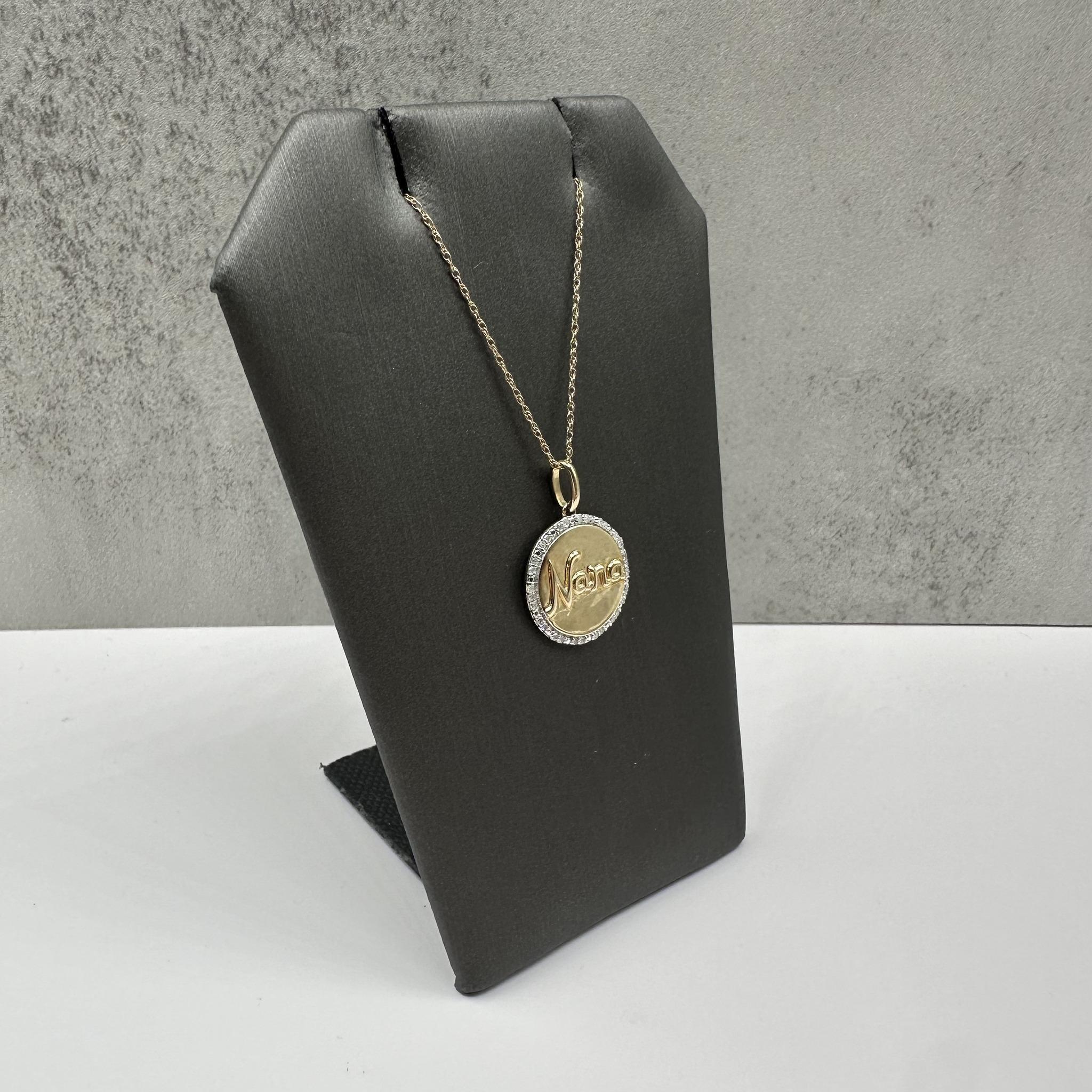 Ce charmant collier disque à diamants en or jaune 10kt présente une gravure 