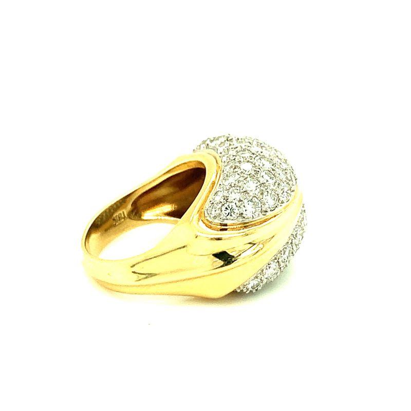 Cette puissante et luxueuse bague dôme en diamant des années 1970 combine le platine et l'or jaune 18 carats dans un design saisissant. Avec 80 diamants ronds de taille brillant totalisant 3,25 carats, les diamants présentent une couleur G-H et une