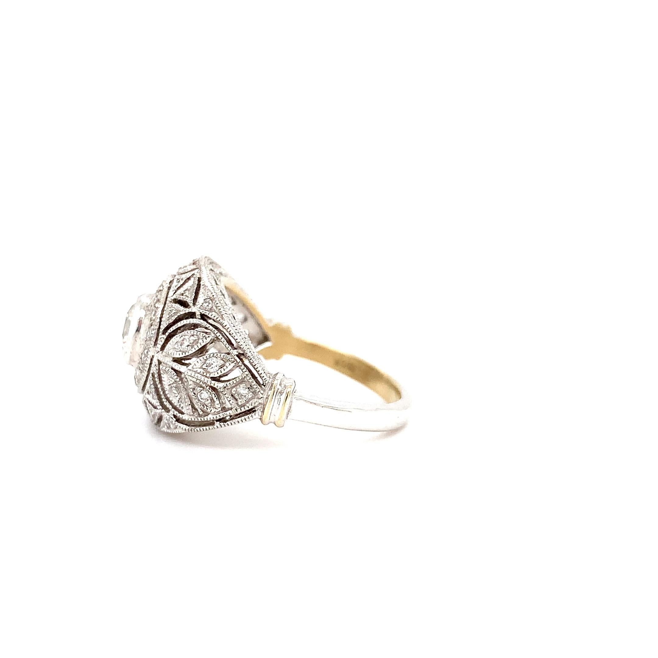 Diamond dome antique engagement ring in 18k white gold In New Condition For Sale In London, GB