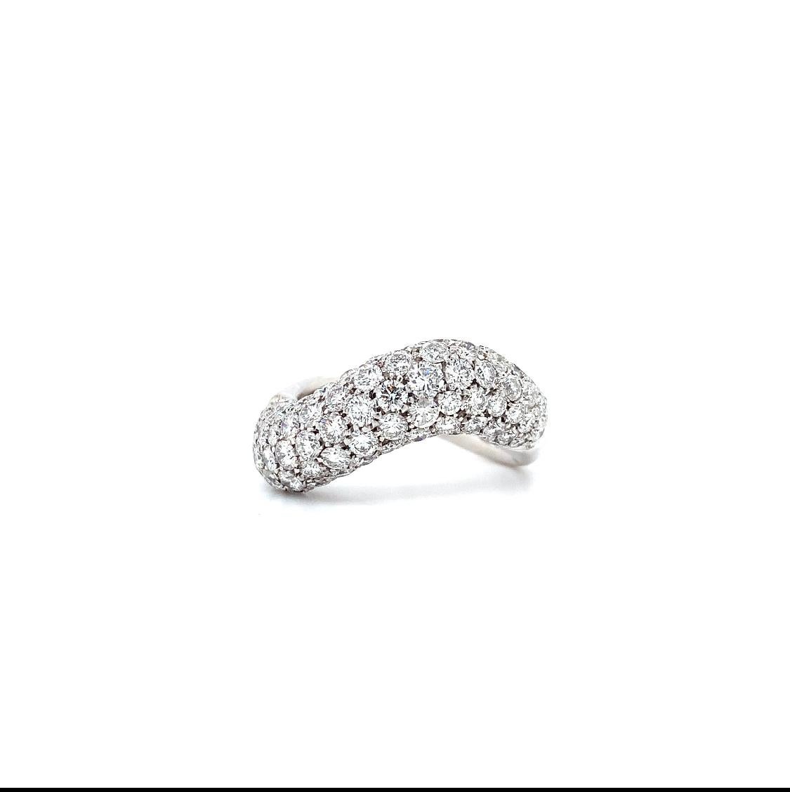 Diamond dome curved large cocktail ring 18k white gold In New Condition For Sale In London, GB
