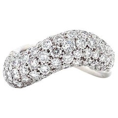 Anello cocktail grande con cupola di diamanti e curvatura in oro bianco 18 carati