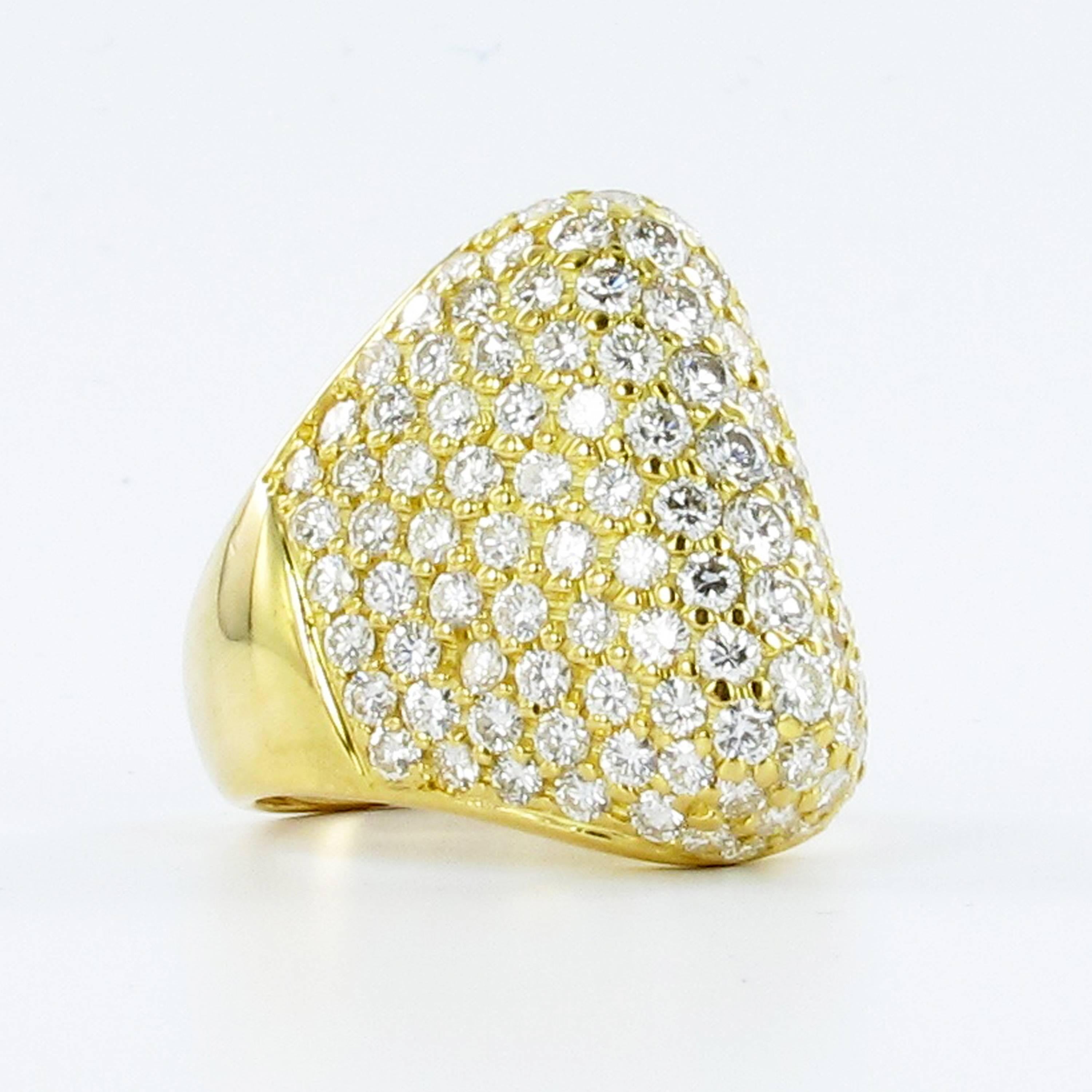 Diamond Dome ring in yellow gold 750. Pavé set with 137 brilliant cut diamonds totaling approximate 4.00 ct. Diamonds of G/H color and si clarity. The ring is in very good conditon and is freshly polished.

Size: 54.5 - US 7 1/4 (including spring