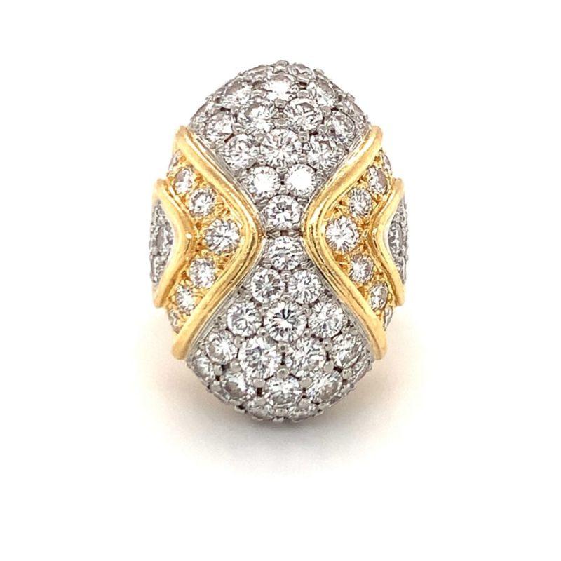 Cette exquise bague dôme en diamant de forme ovale datant des années 1960 combine le luxe du platine et de l'or jaune 18 carats, avec un impressionnant ensemble de 82 diamants ronds de taille brillant, sertis en pavé, d'un poids total de 5 carats.