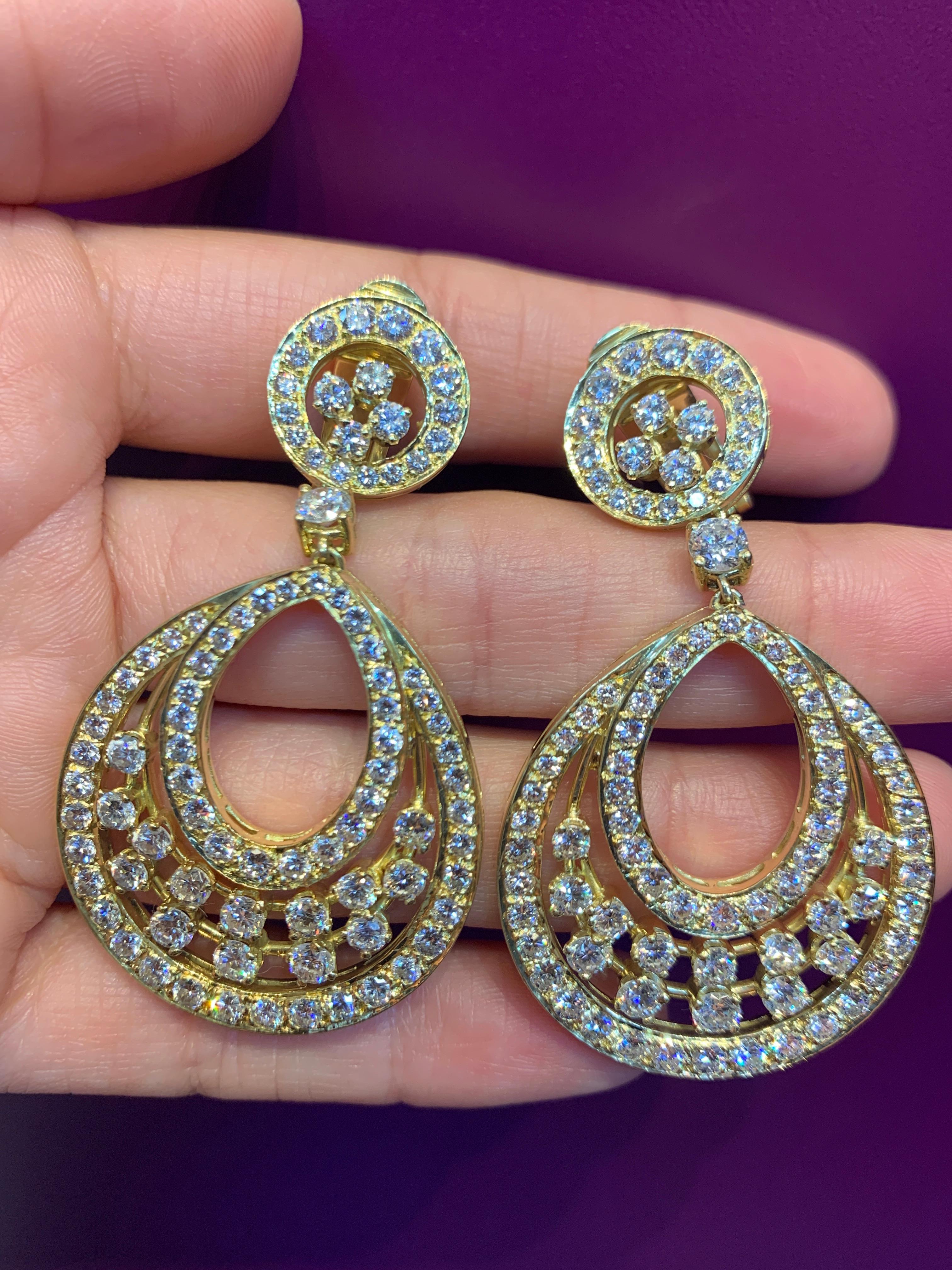 Diamond Door Knocker Dangle Earrings, set in 18K Yellow Gold
180 round cut diamonds approximate Weight: 8.85 Cts
Back Type: Clip On
Measurements: 2