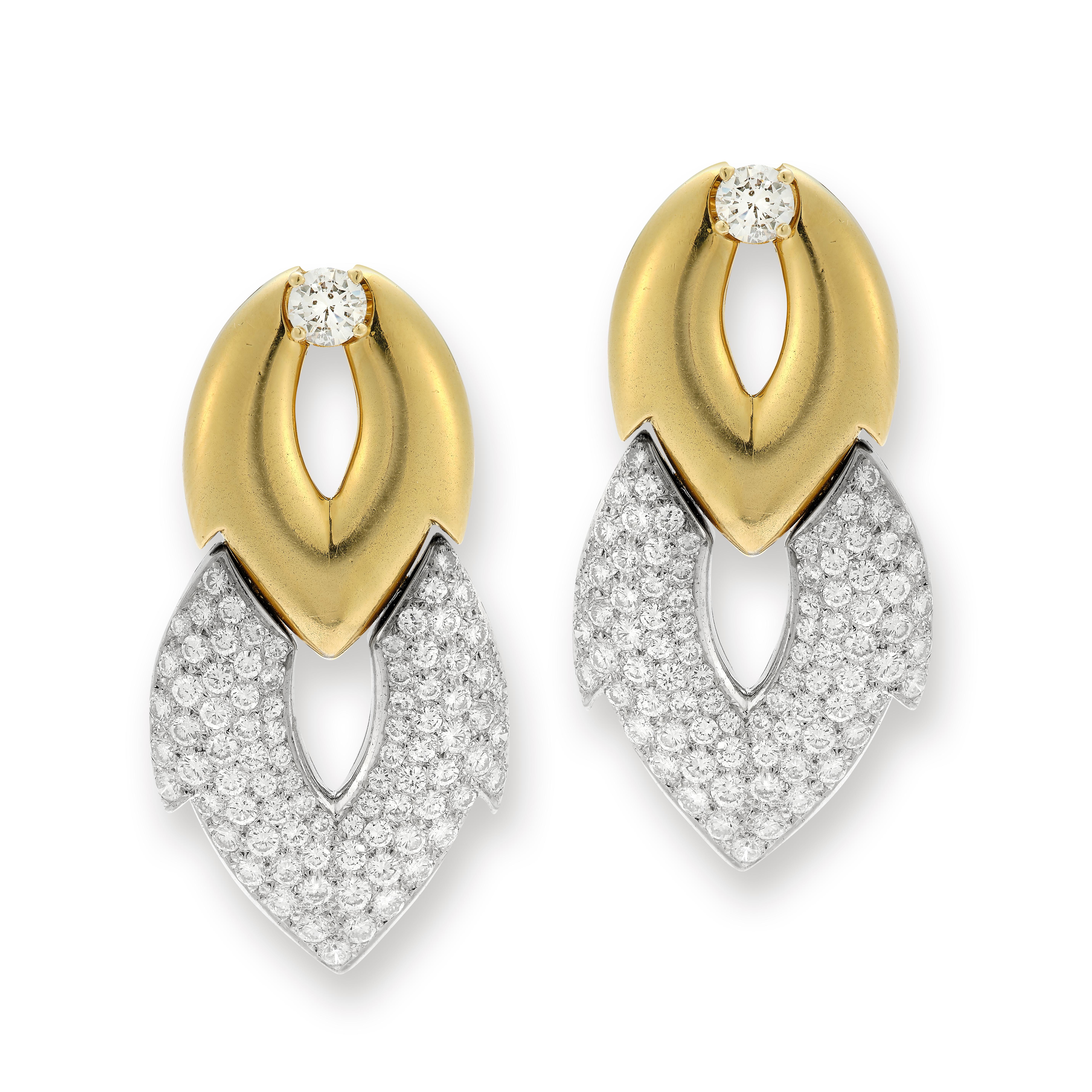 Diamond Door Knocker Earrings

2 round diamonds approximately 1.30 cts &  162 pave diamonds approximately 8.39 cts set in 18k yellow gold.

Measurements: 2