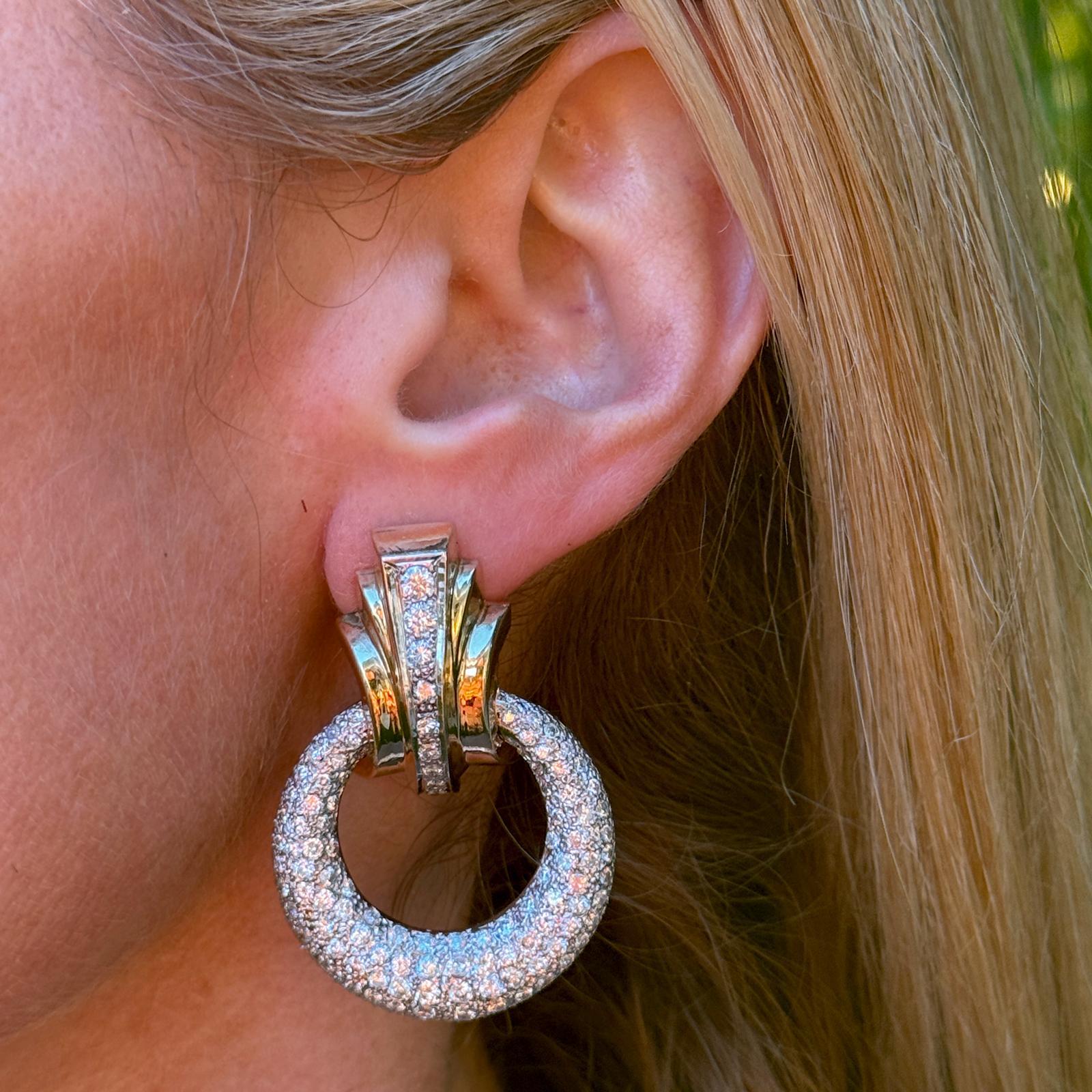 Magnifiques boucles d'oreilles en diamant door knocker réalisées en or jaune et blanc 14 carats. Les boucles d'oreilles pendantes sont ornées de diamants ronds de taille brillant d'un poids total d'environ 10,00 carats. Les diamants sont de couleur