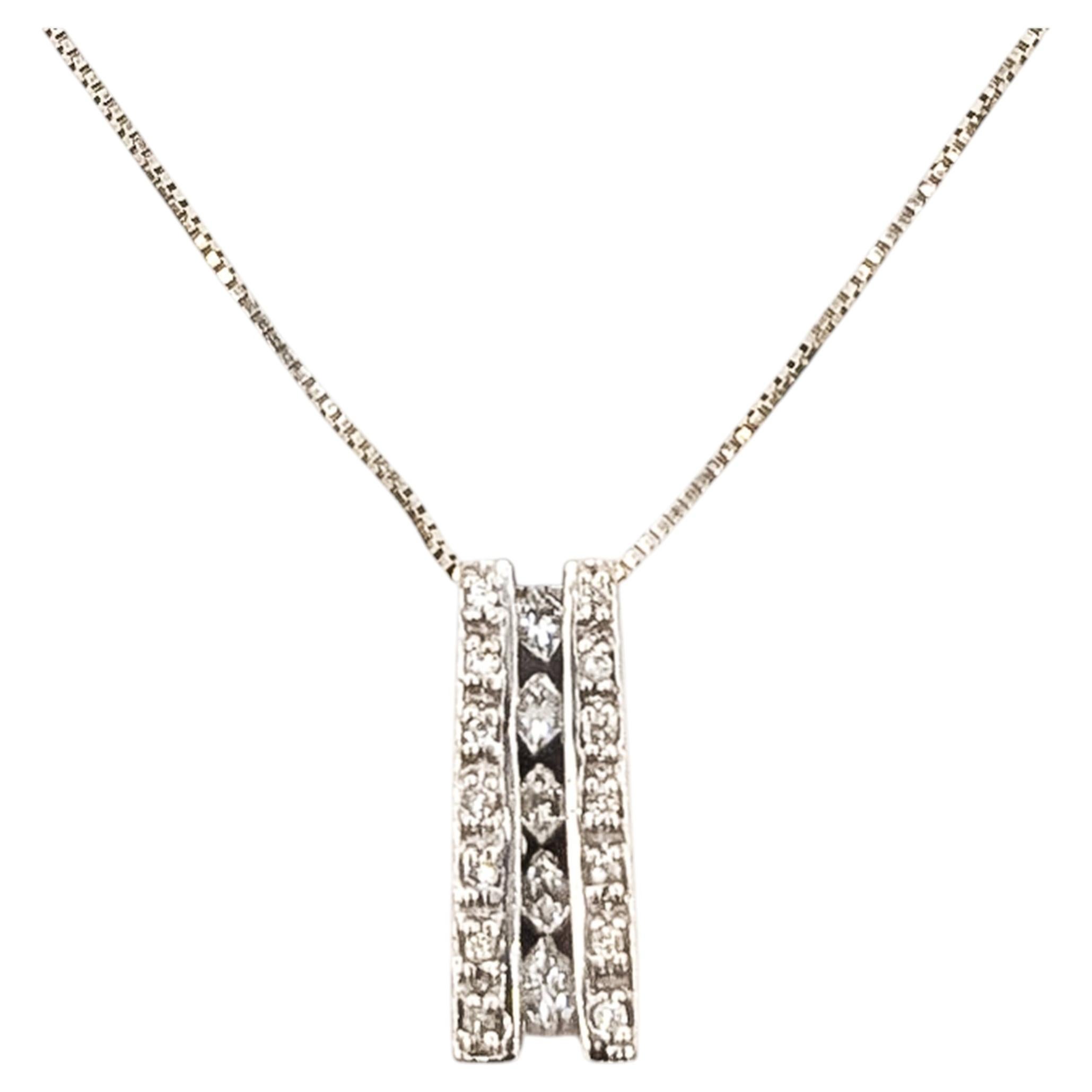 Collier avec pendentif à double barre en diamants, en or blanc 14 carats