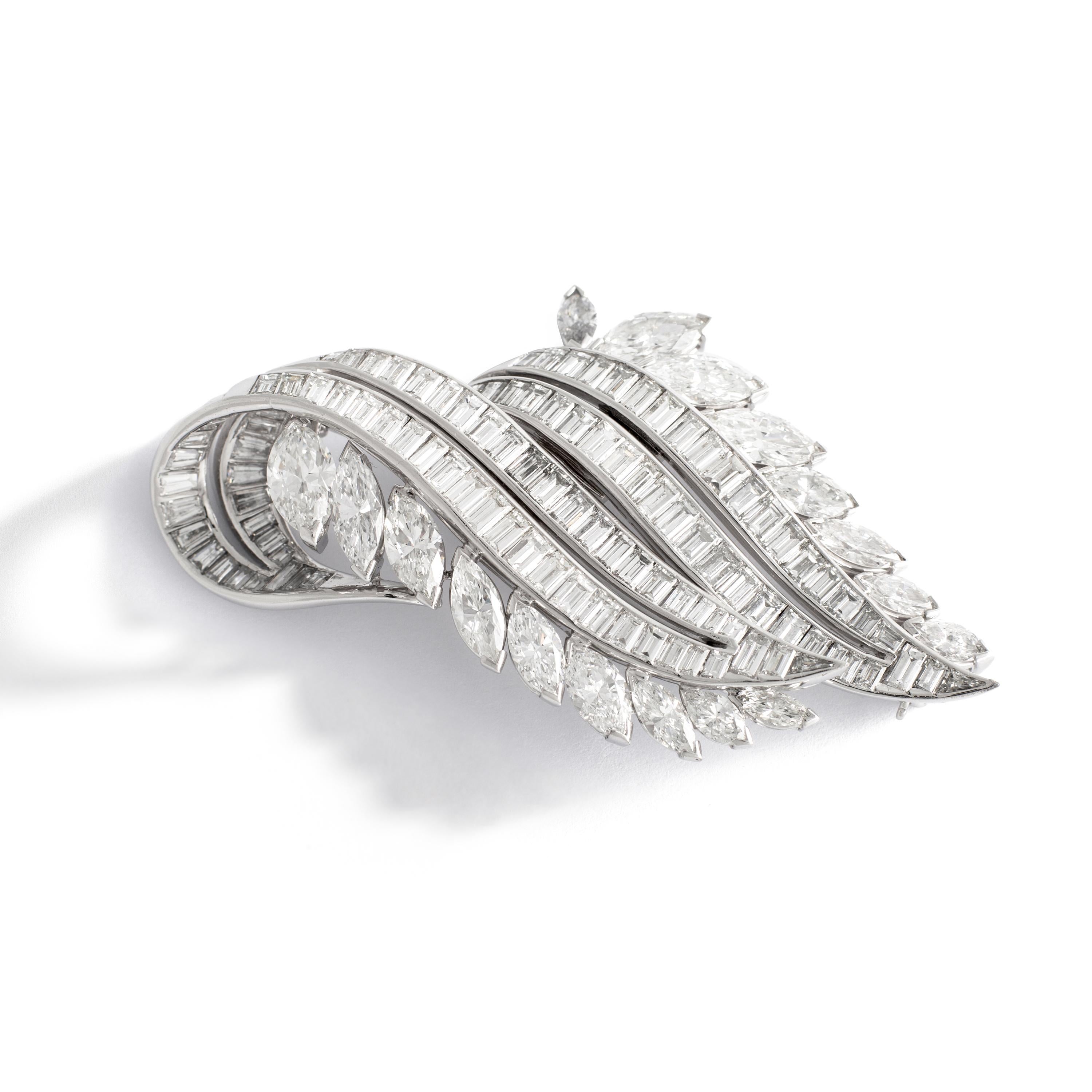 Double clip Brooch set by diamond baguette-cut and marquise-cut mounted on white gold 18K.
Circa 1970.