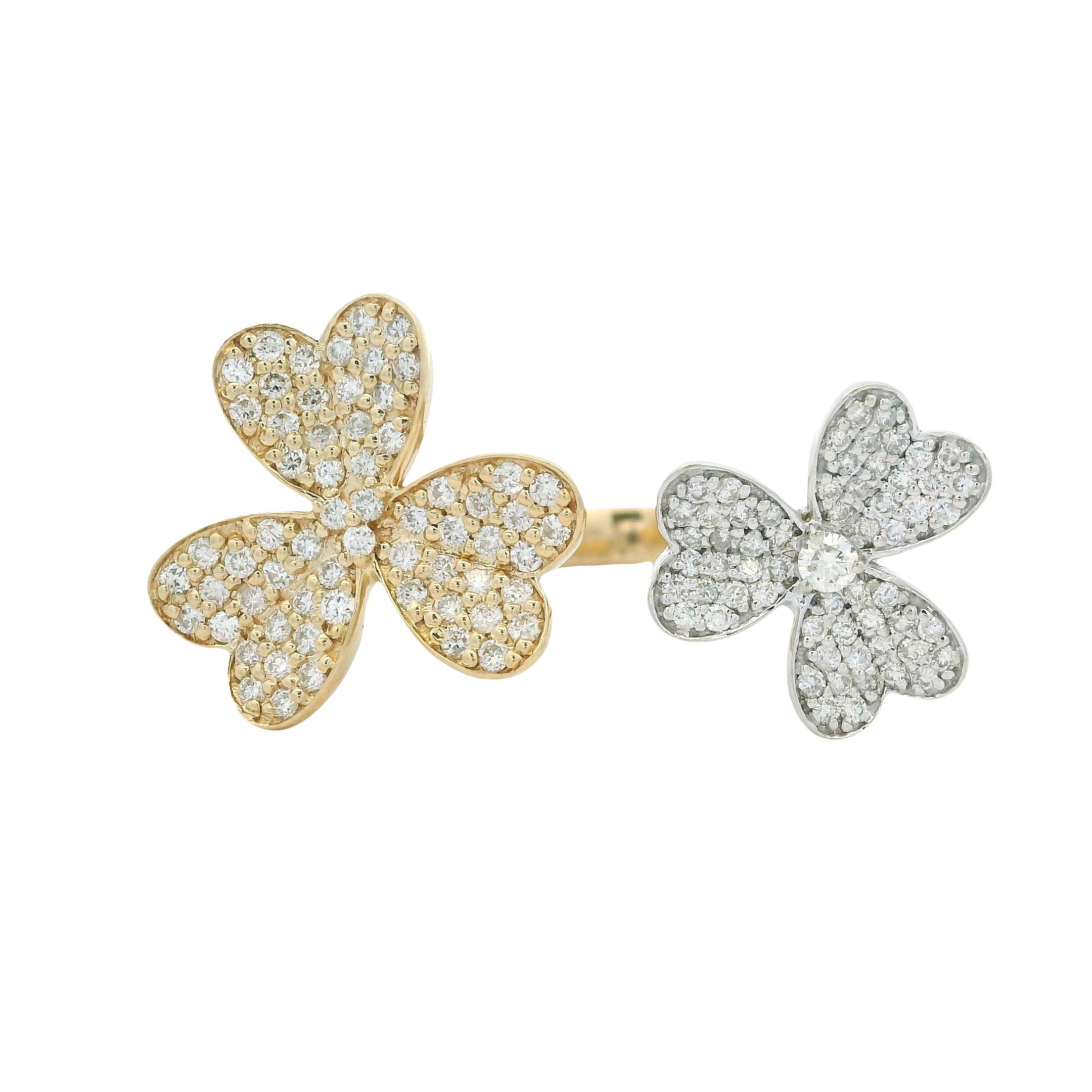 Dieser bezaubernde zweifarbige Diamantklee-Ring besticht durch seine verspielte Eleganz und sein modernes, offenes Design. Er ist aus 14-karätigem Gelb- und Weißgold gefertigt und zeigt zwei asymmetrische Blumenmotive in Form von drei