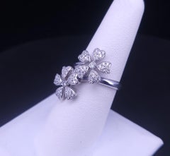 Diamantring mit doppelter Herzblüte aus 18 Karat Weißgold