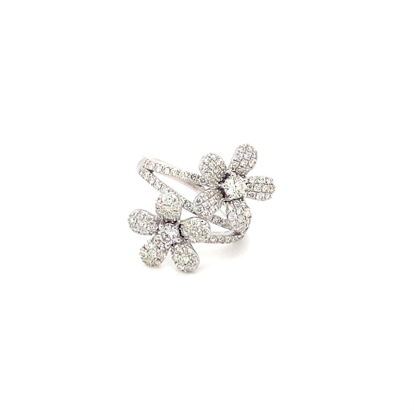 Doppelter Diamant-Blumenring. In 14 Karat Weißgold gefasst im Zustand „Neu“ im Angebot in Beverly Hills, CA