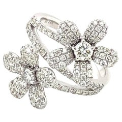 Anello con doppio fiore di diamante. Incastonato in oro bianco 14K
