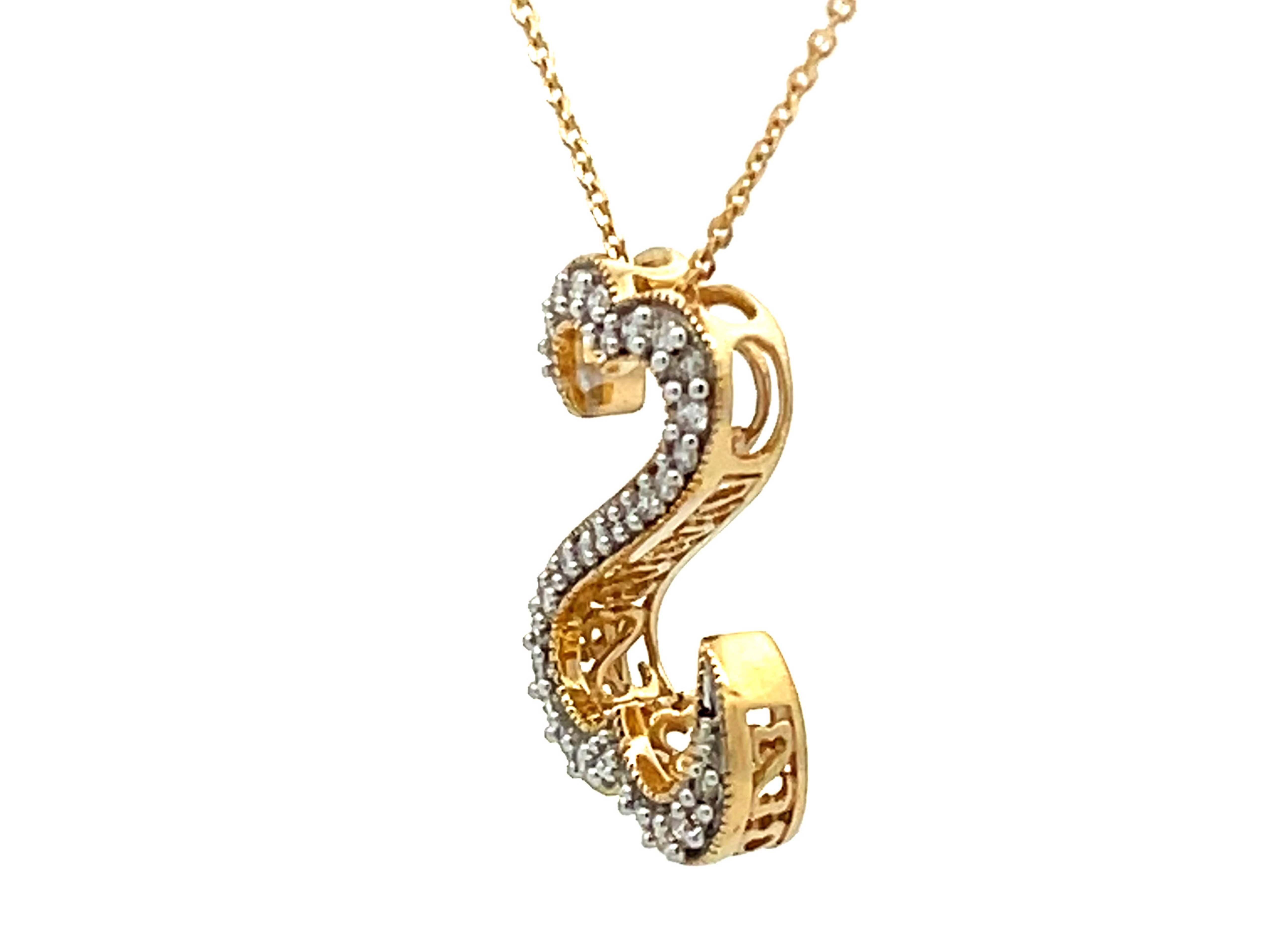 Taille brillant Collier à double cœur ouvert en or jaune 14 carats et diamants en vente