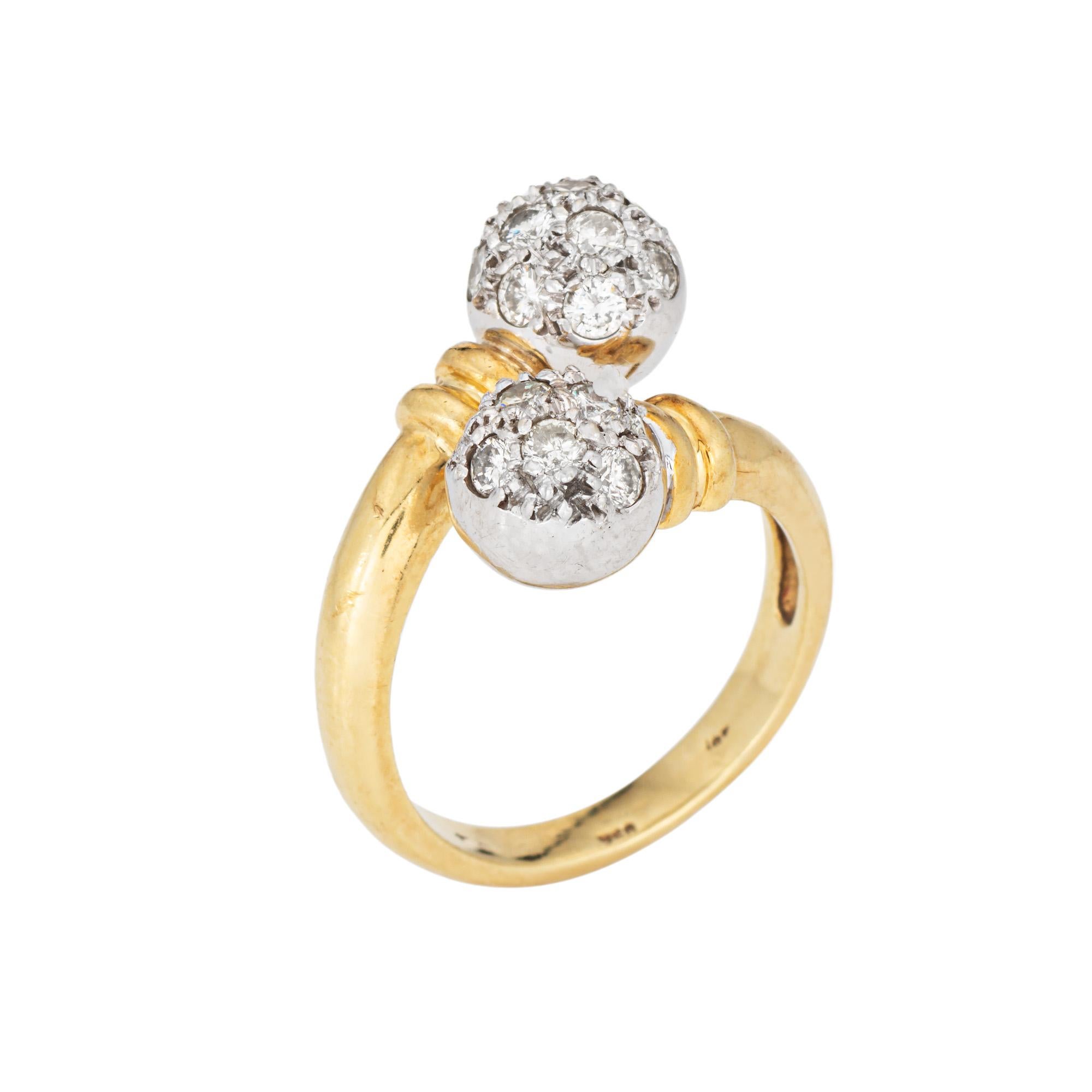 Stilvoller Ring mit doppelter Diamantkugel aus 18 Karat Gelbgold (ca. 1980er Jahre). 

Die Diamanten haben insgesamt schätzungsweise 0,40 Karat (geschätzte Farbe H-I und Reinheit SI1-I1).  

Die Diamanten sind in das doppelte Kugeldesign eingefasst;