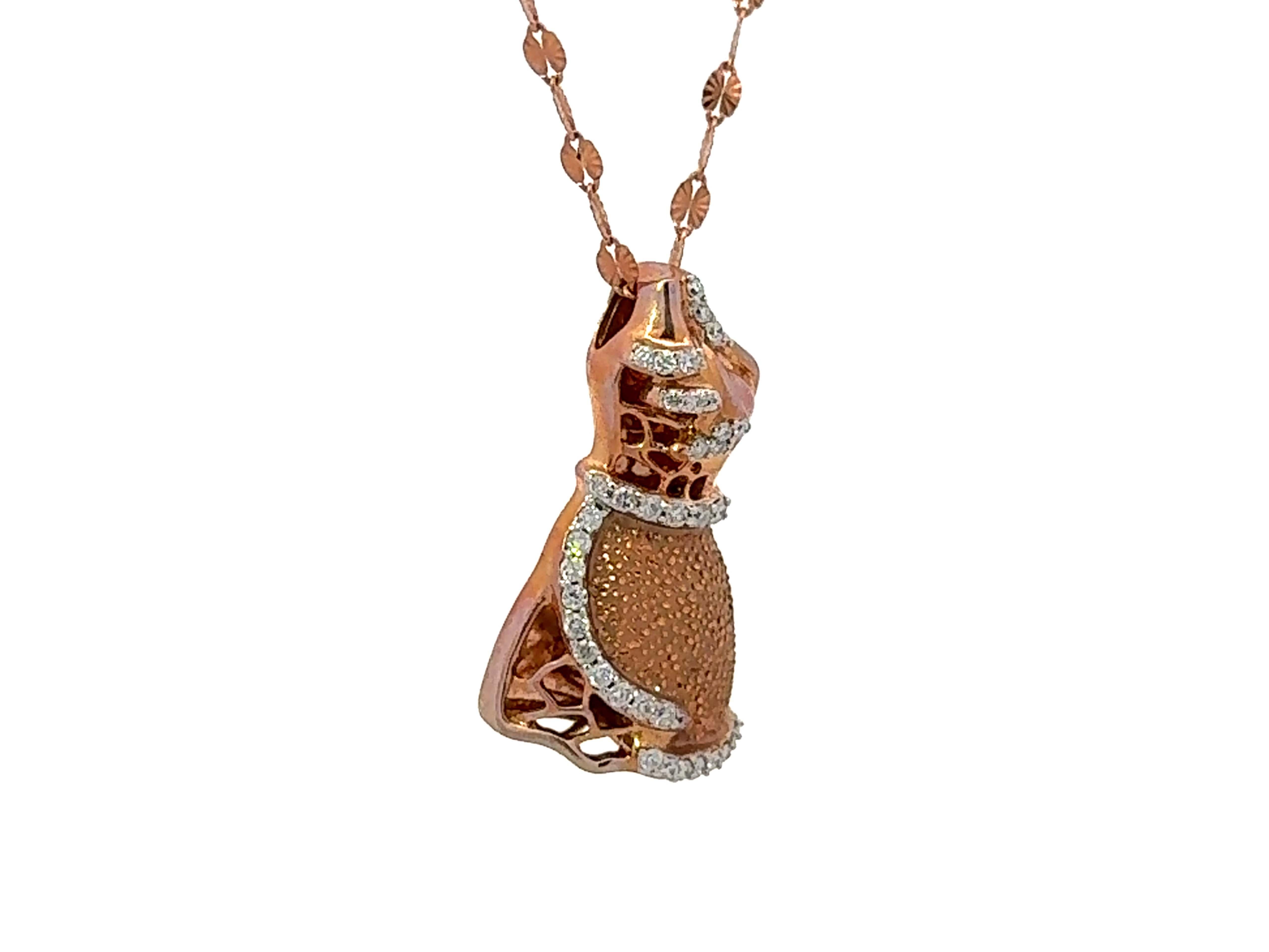 Moderne Collier pendentif robe en or rose 18 carats et diamants en vente