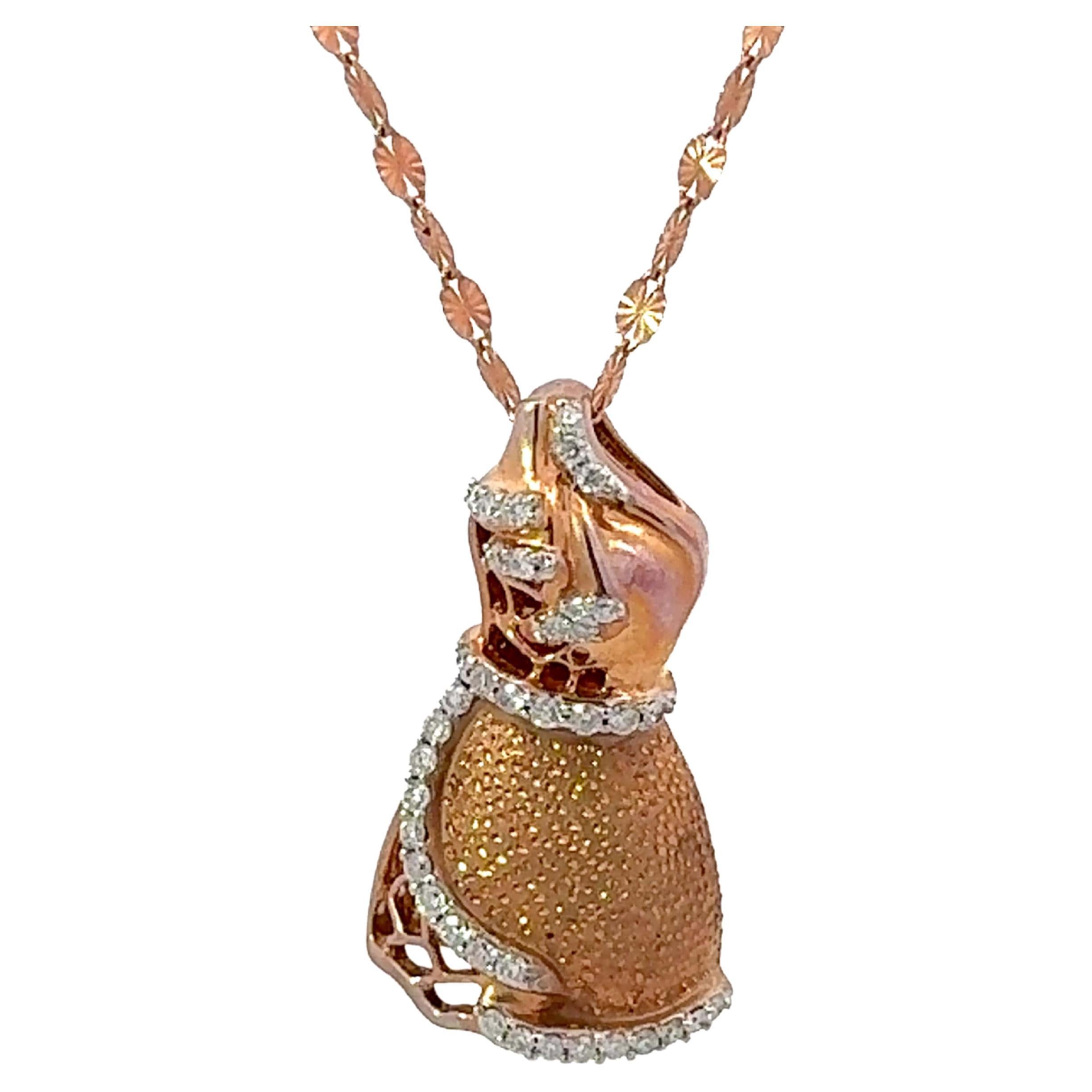 Collier pendentif robe en or rose 18 carats et diamants en vente