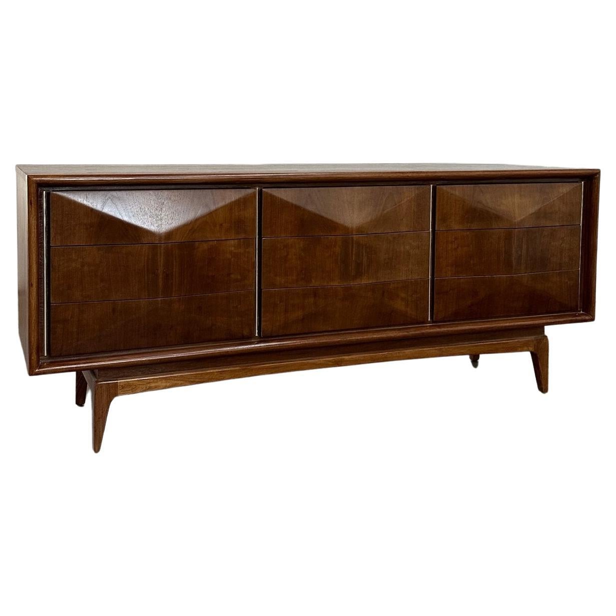 Diamond dresser by United Furniture For Sale