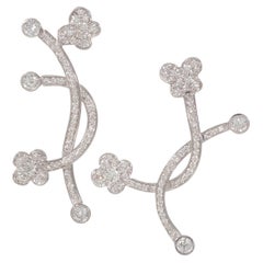 Boucles d'oreilles assymétriques pendantes en or blanc avec diamants