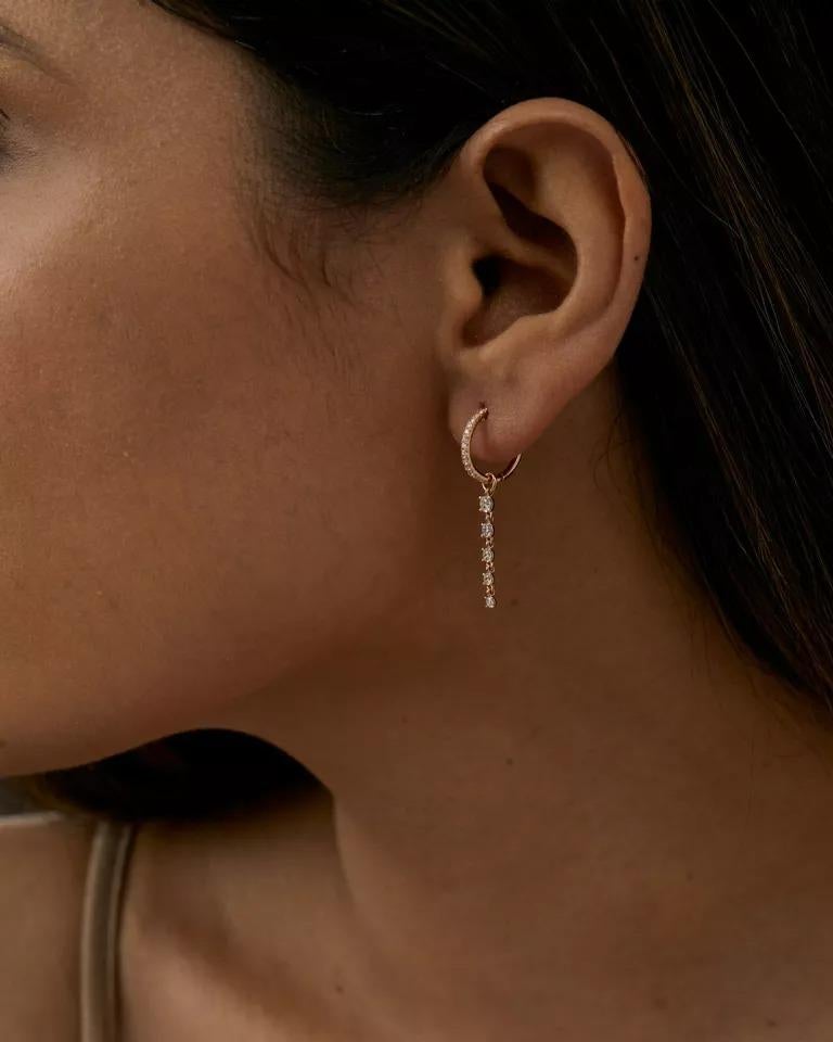 Orecchino a cerchio con catena con diamante in oro massiccio 14k In condizioni Nuovo in vendita a Chicago, IL