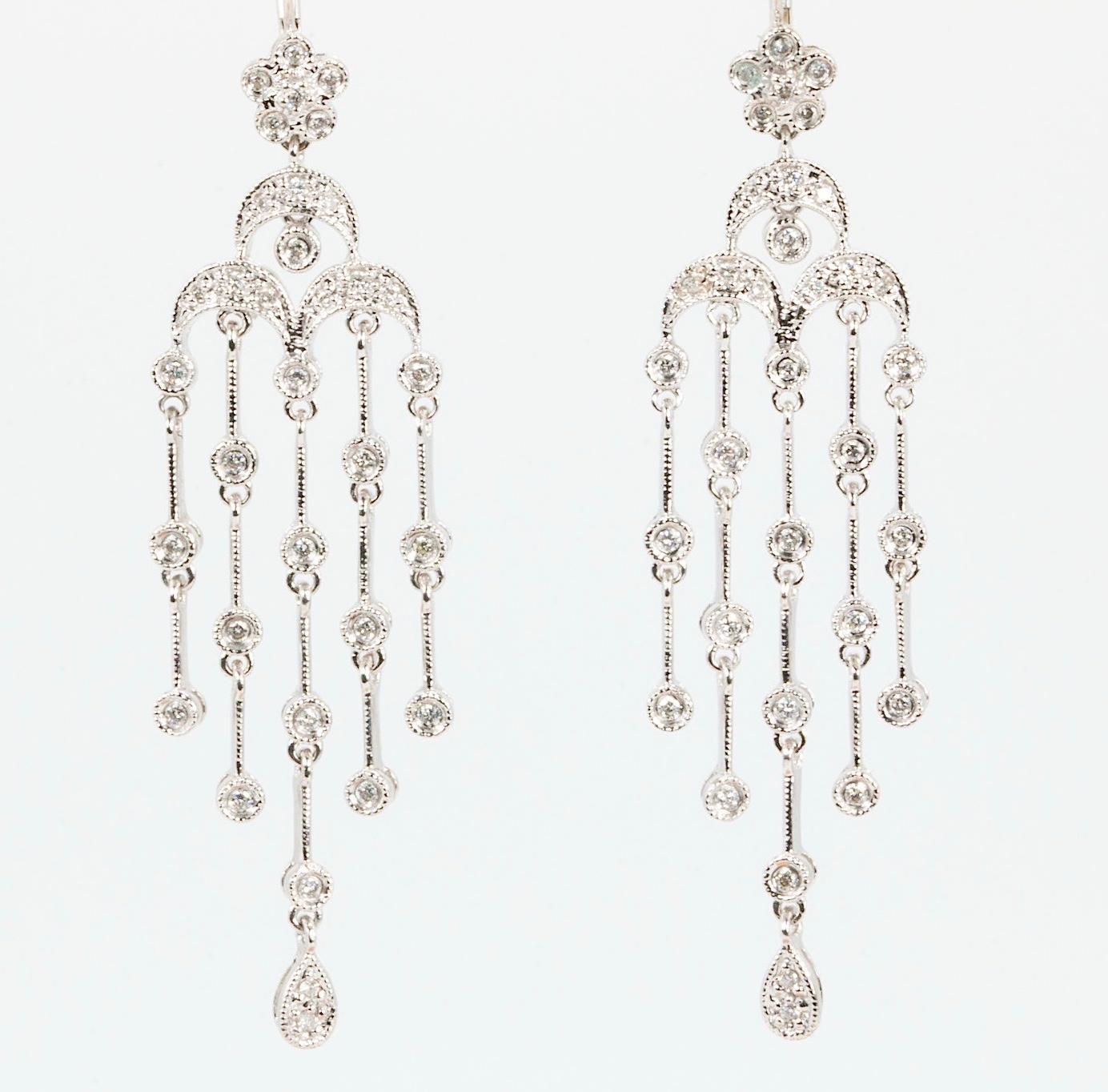 Elegantes Pendientes Gota de Diamante en forma de Araña en Oro Blanco de 14 K

Expertamente elaborados en oro blanco de 14 quilates y con un peso de 7,1 gramos, estos llamativos pendientes candelabro presentan un peso total aproximado de 0,35