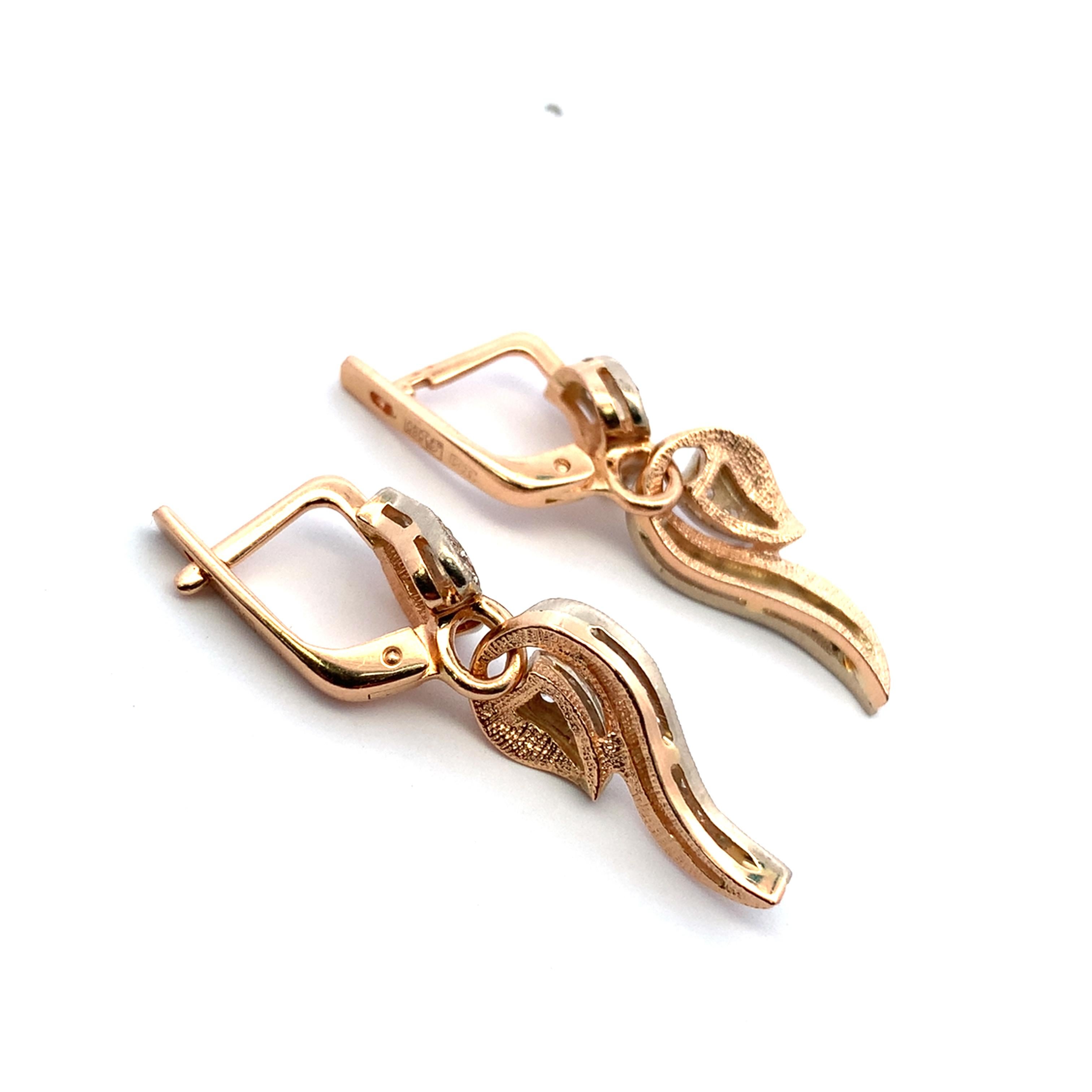 Boucles d'oreilles pendantes diamantées en or jaune 14k Unisexe en vente