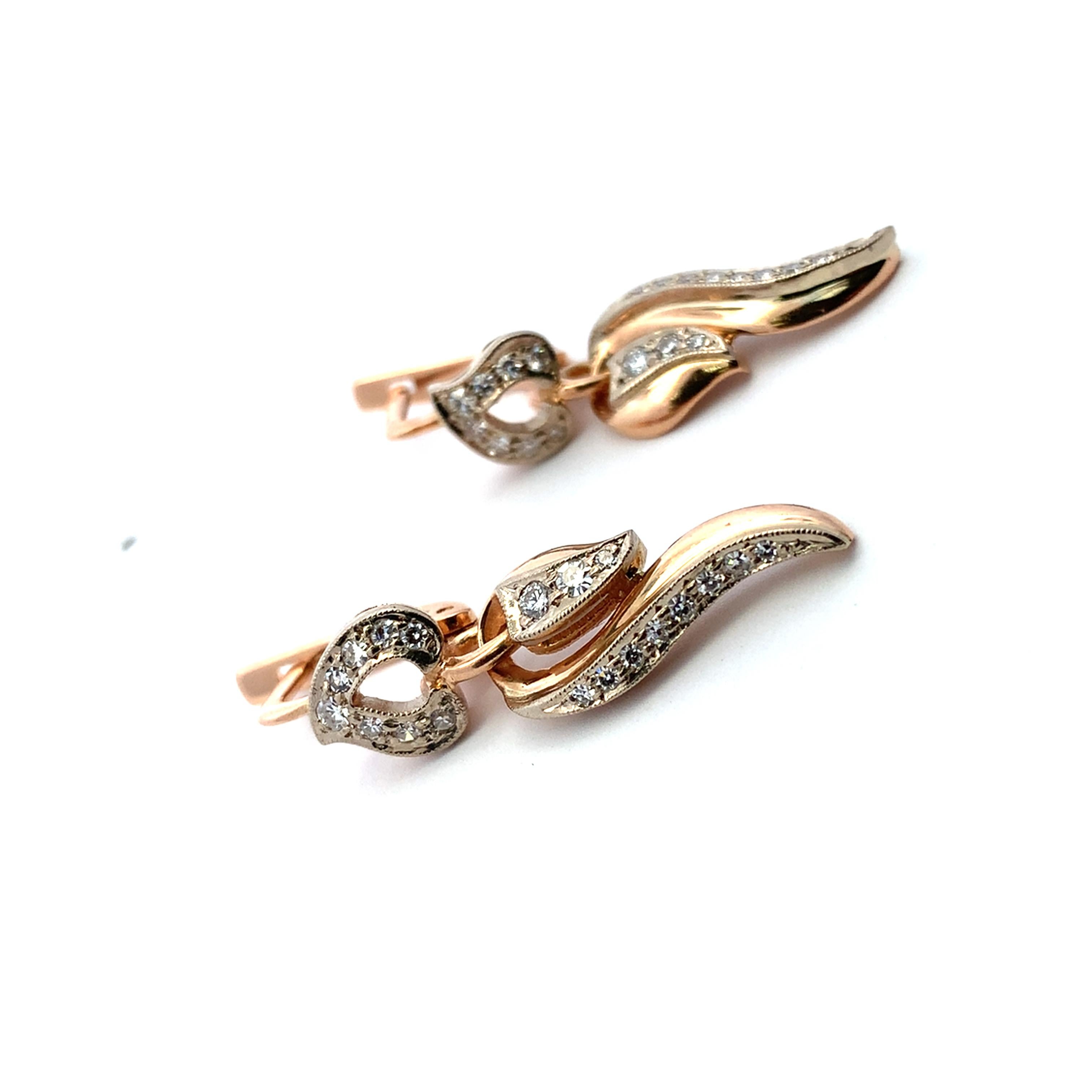 Boucles d'oreilles pendantes diamantées en or jaune 14k en vente 1