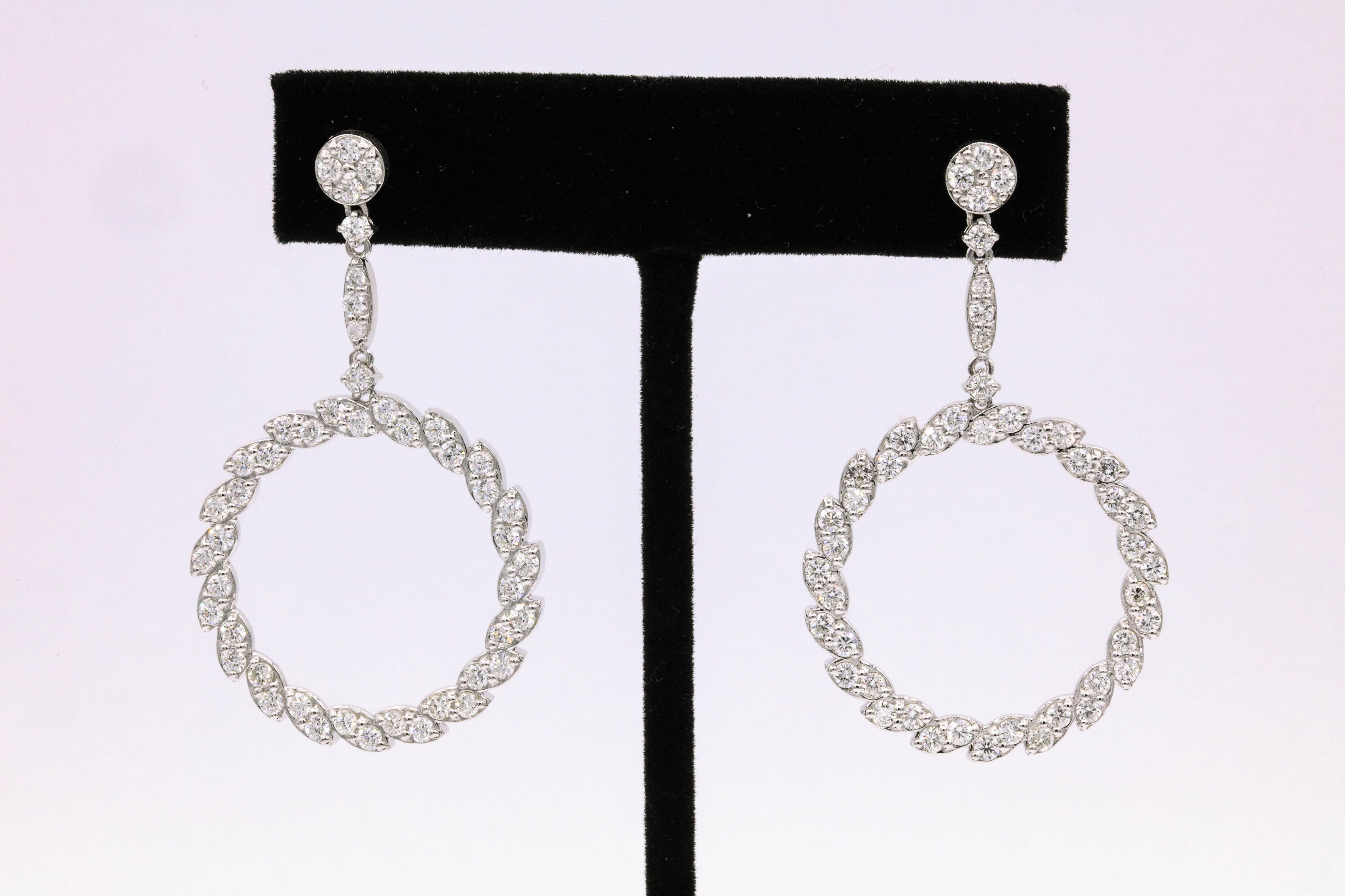 Contemporain Boucles d'oreilles en goutte en or blanc 14 carats avec diamants de 3,75 carats en vente