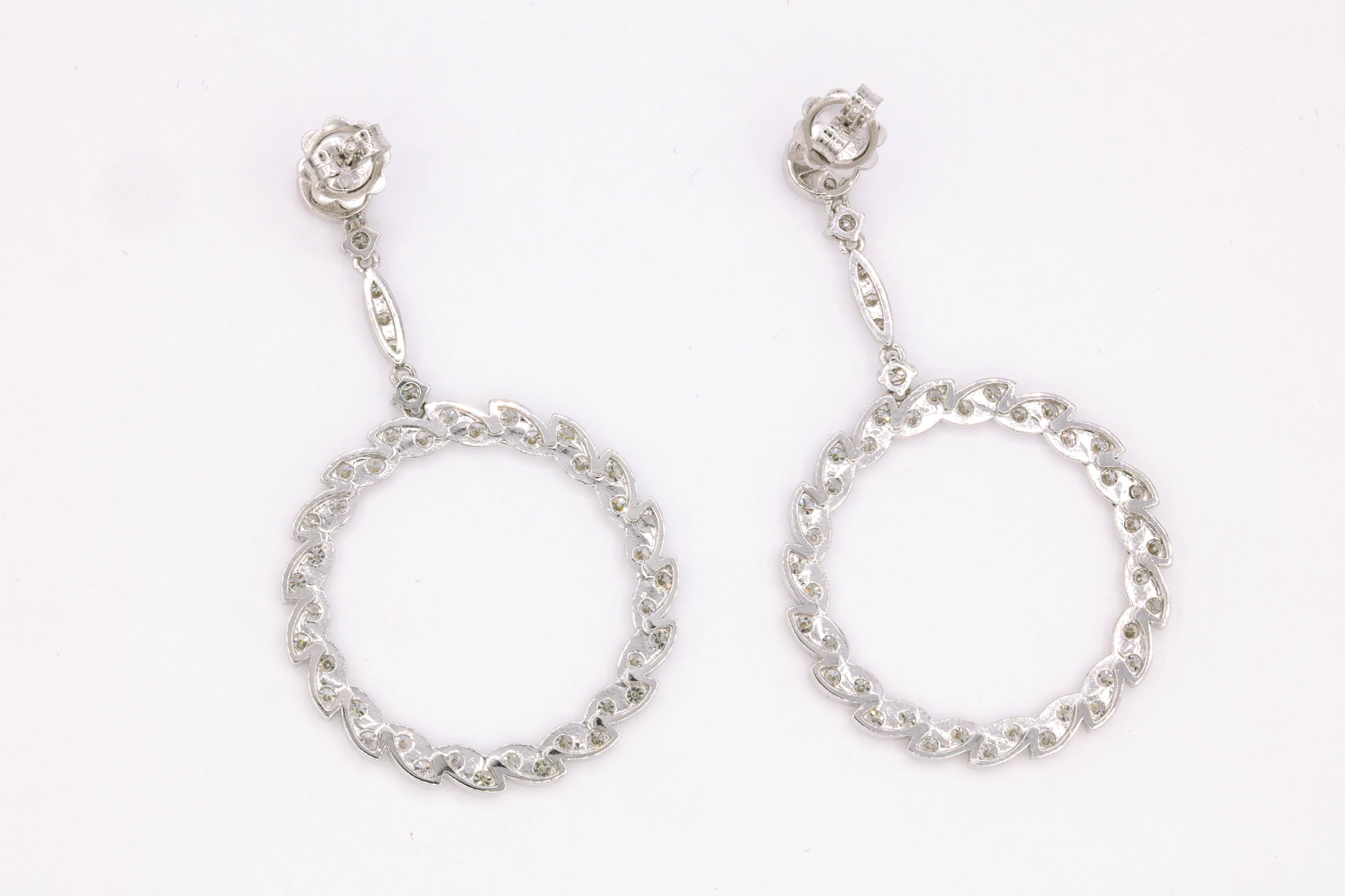 Boucles d'oreilles en goutte en or blanc 14 carats avec diamants de 3,75 carats en vente 1