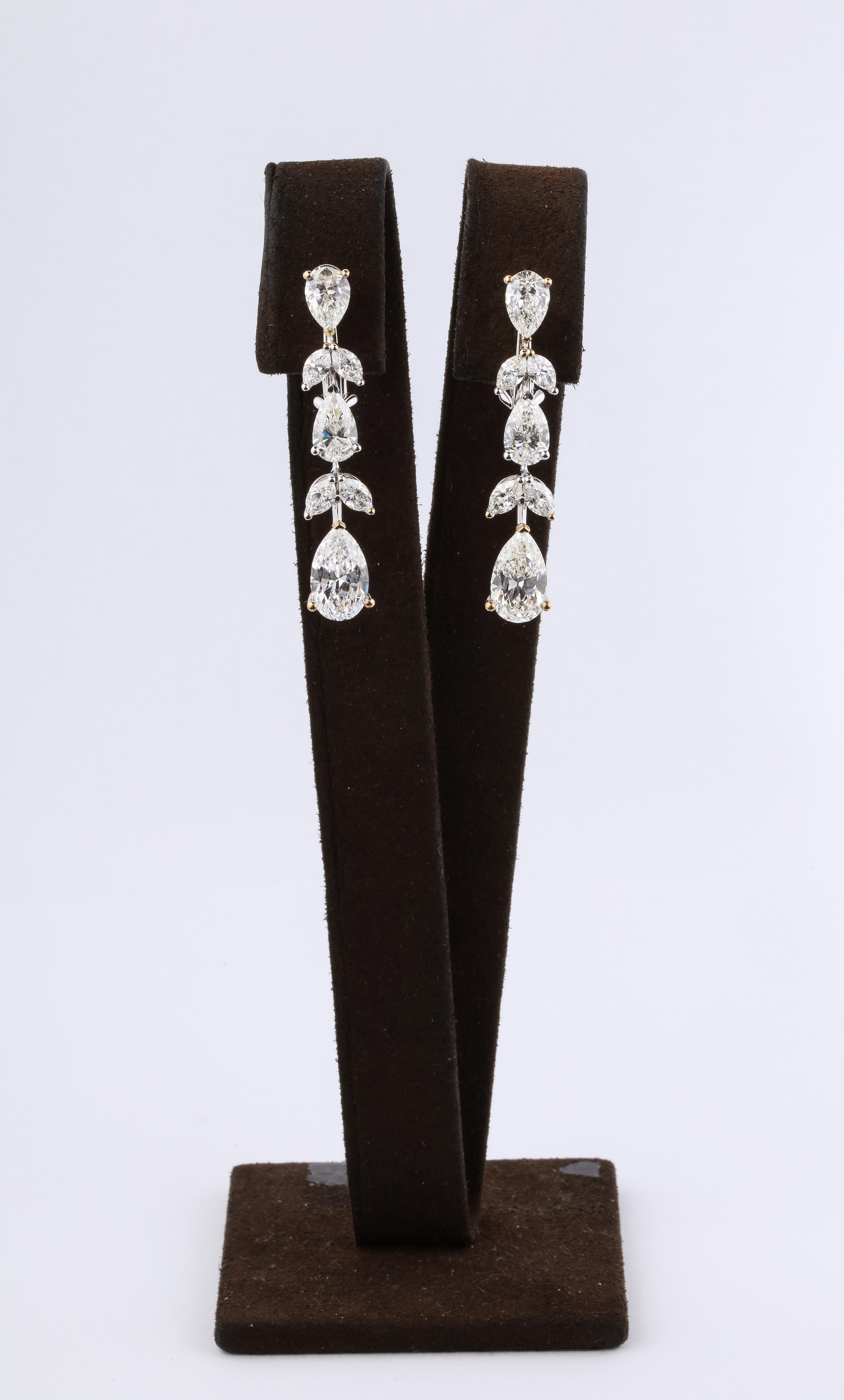 
A timeless Diamond Dangle Earring

5.44 carats of white pear shape and marquise cut diamonds + a pair of 4.01 carat white pear shape drops for a total diamond weight of 9.45 cts. 

Approximately 1.65 inches long 

Set in 18k white gold 

