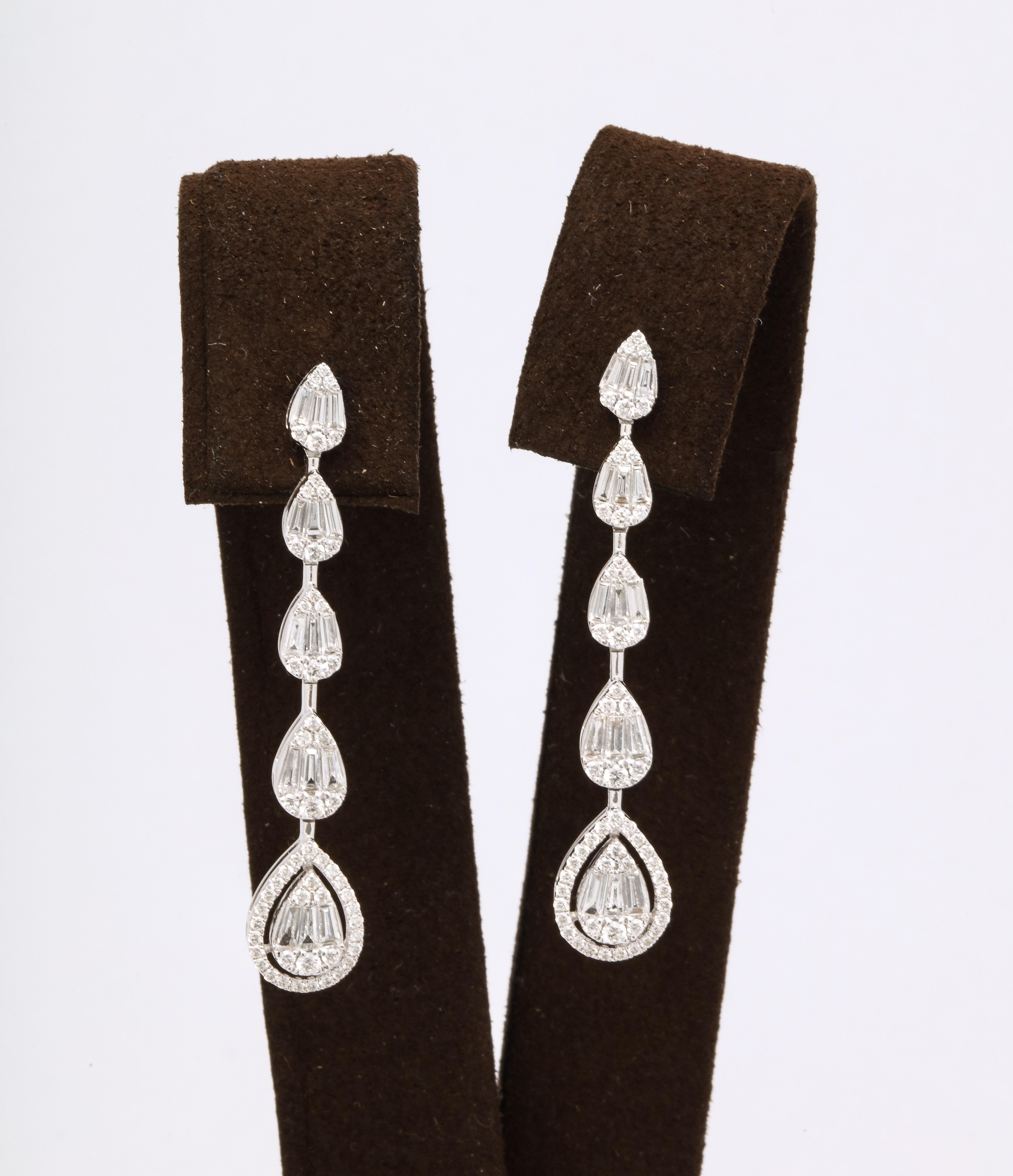 A beautiful dangle earring!

1.44 carats of round brilliant cut and baguette cut diamonds set in 18k white gold. 

Approximately 1.65 inches in length. 