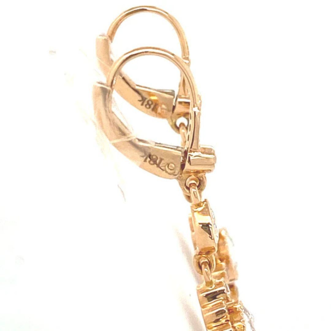 Ces élégantes boucles d'oreilles pendantes en diamant, réalisées en or jaune 18 carats, incarnent le charme et la sophistication intemporels. Ces boucles d'oreilles, dont la pièce maîtresse est un diamant de taille rose entouré d'un halo de diamants
