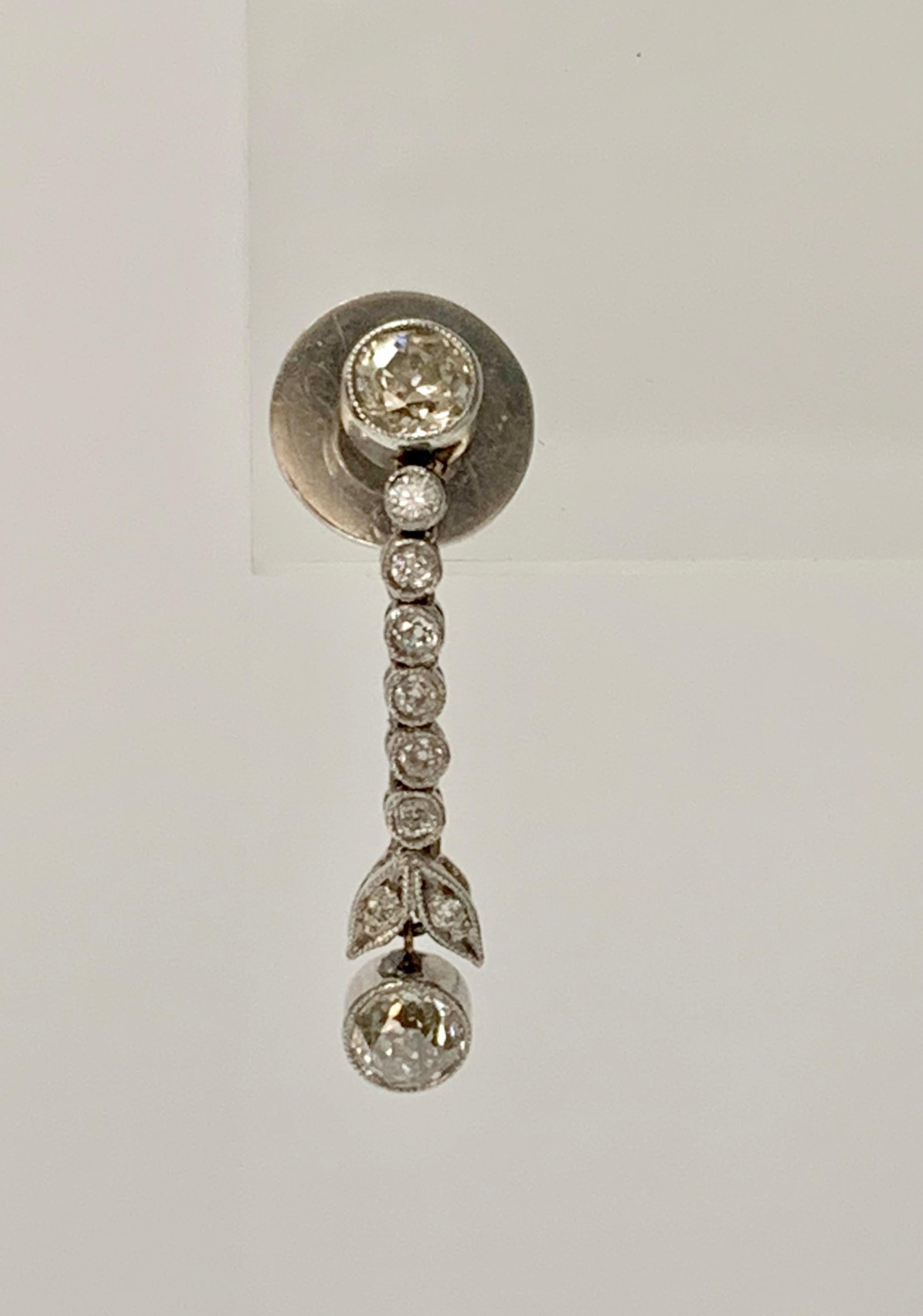 Diamond Drop Earrings in Platinum In New Condition In New York, NY