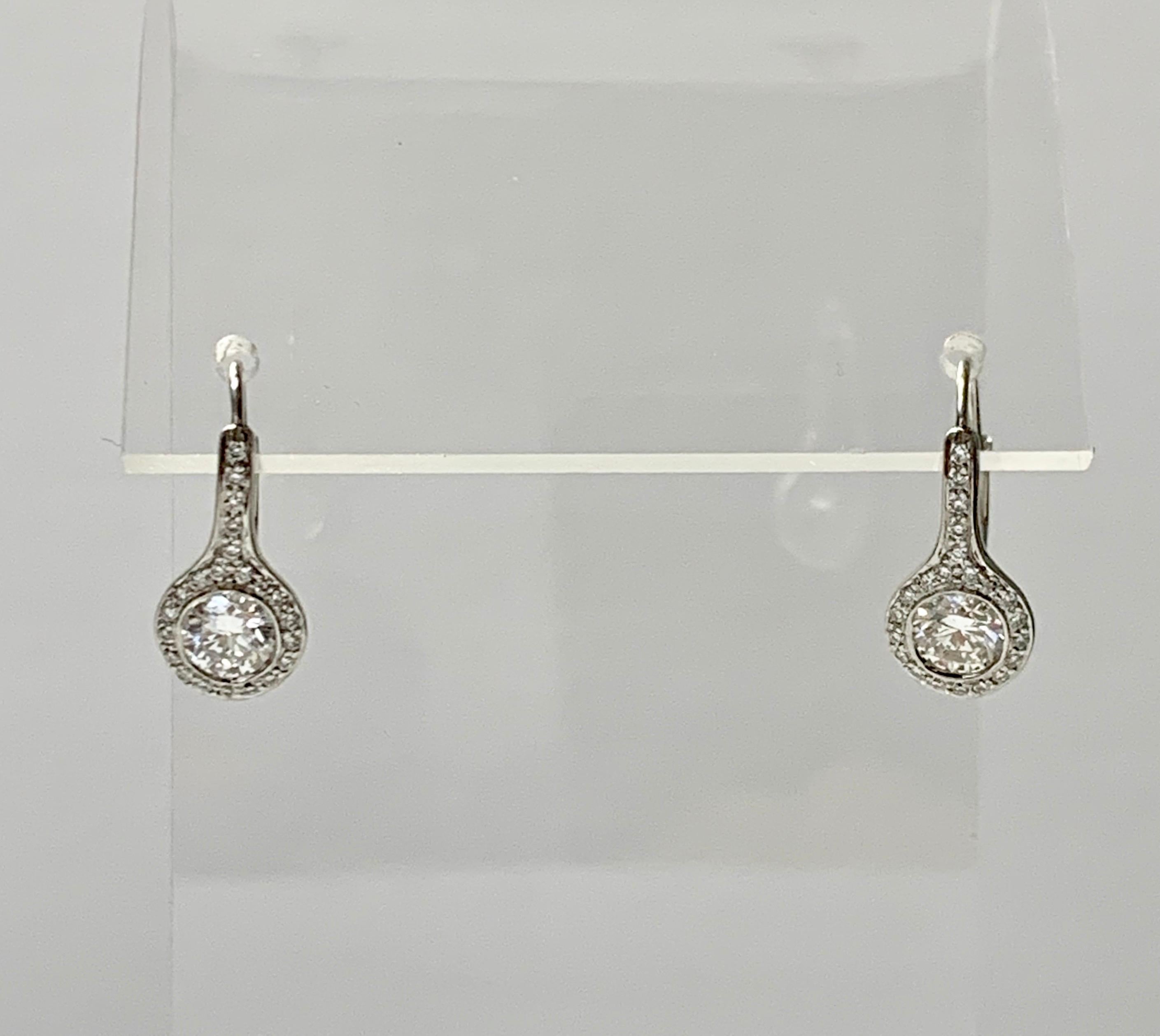 Diamond Drop Earrings in Platinum In New Condition For Sale In New York, NY