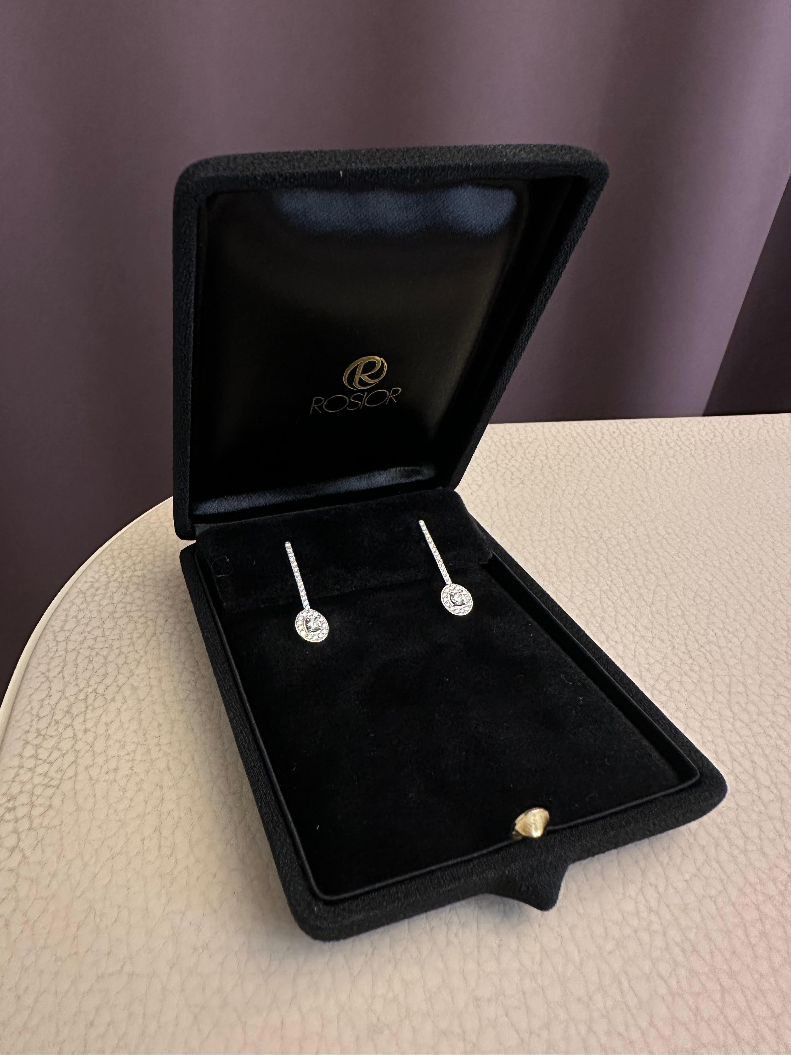 Contemporain Boucles d'oreilles pendantes en or blanc serties de diamants en vente