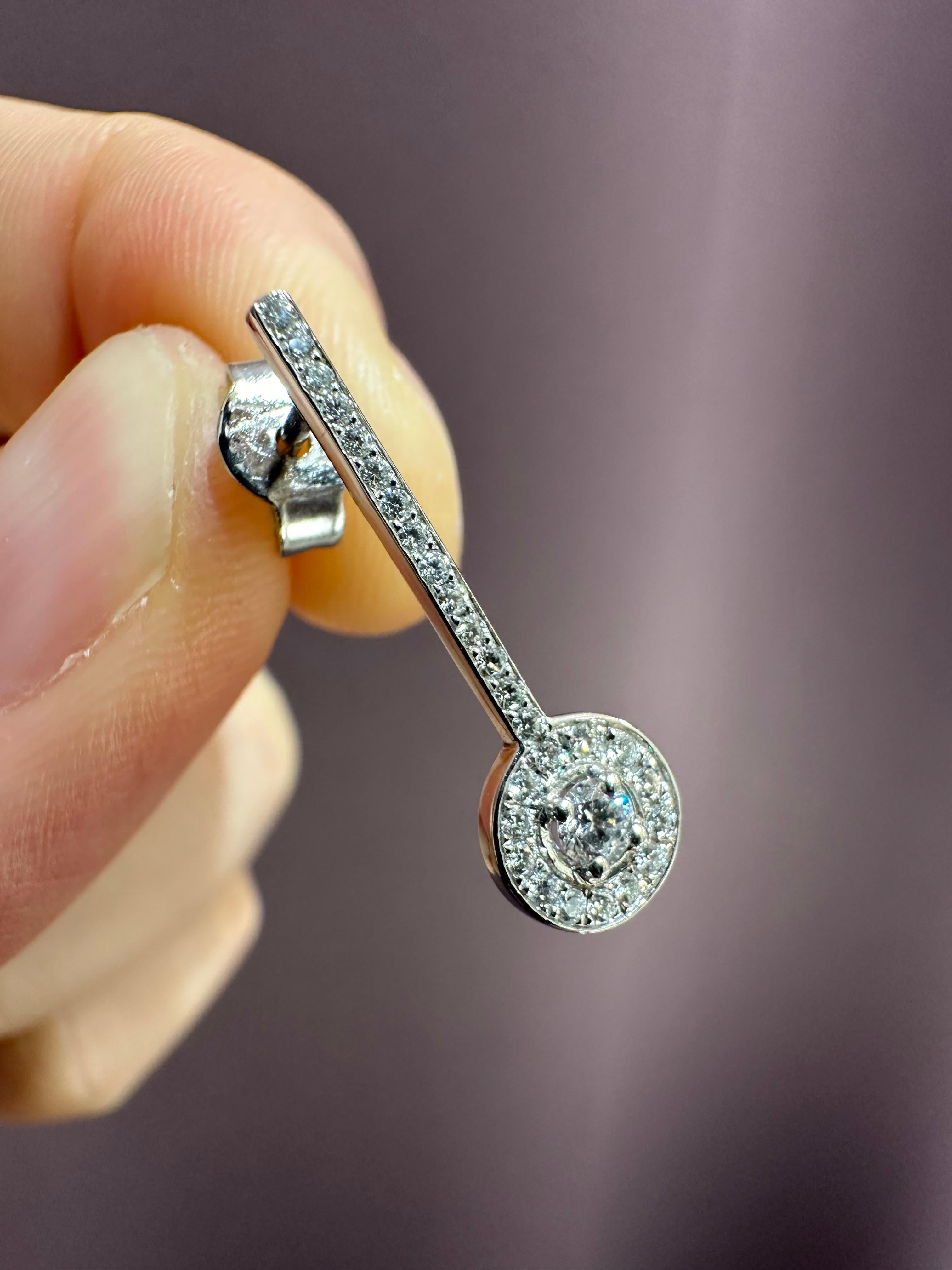 Taille brillant Boucles d'oreilles pendantes en or blanc serties de diamants en vente