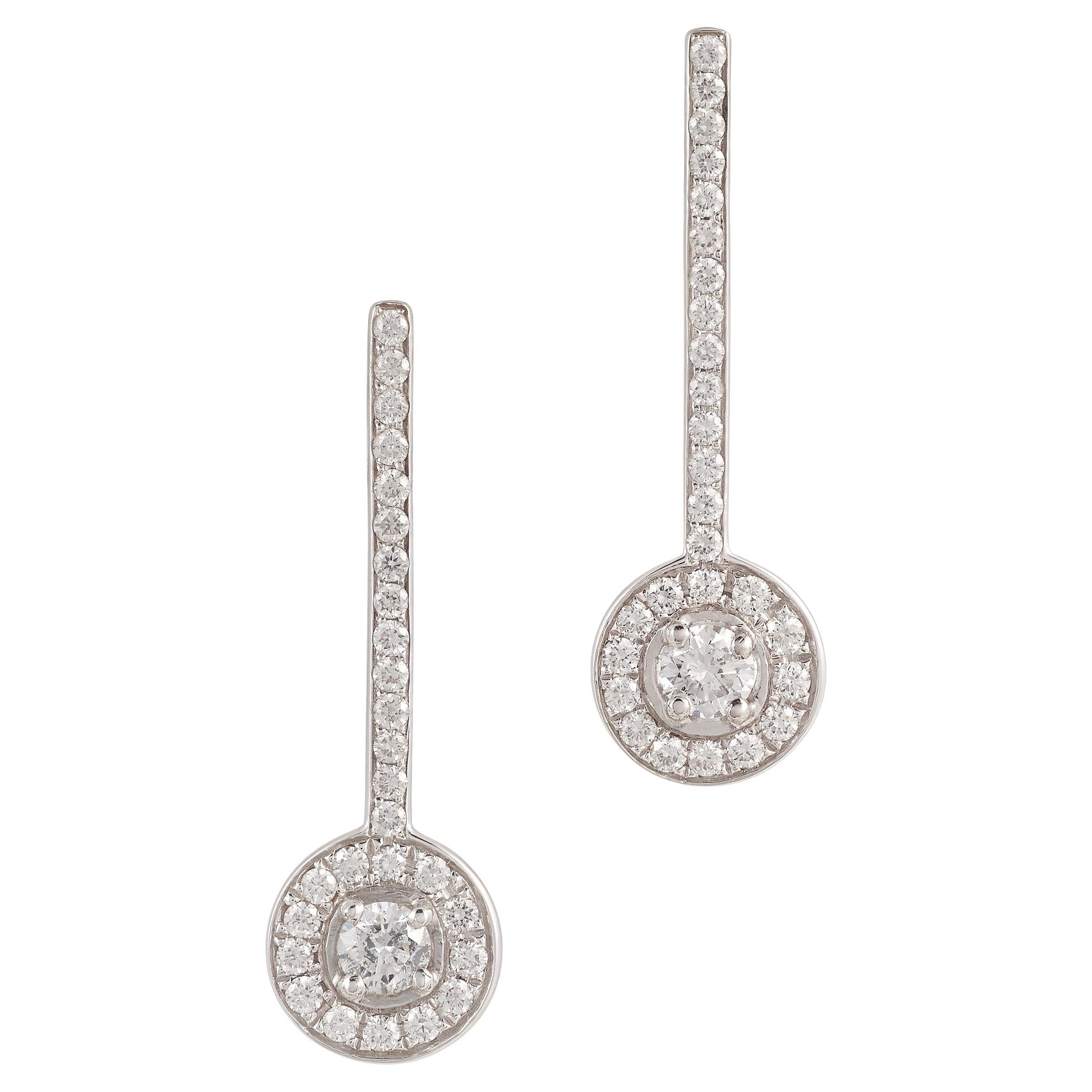 Boucles d'oreilles pendantes en or blanc serties de diamants en vente