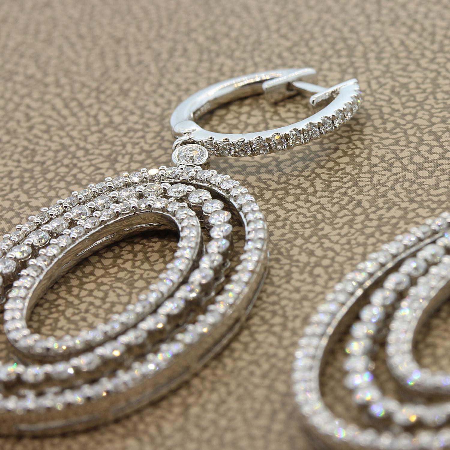 Ein luxuriöses Paar Diamant-Ohrringe aus Gold mit 3 diamantbesetzten Goldtropfen. Das Gesamtgewicht der Diamanten beträgt 3,44 Karat, runder Brillantschliff. Diese Ohrringe aus 18 Karat Weißgold sind wirklich etwas für eine besondere Frau.

Länge: 2