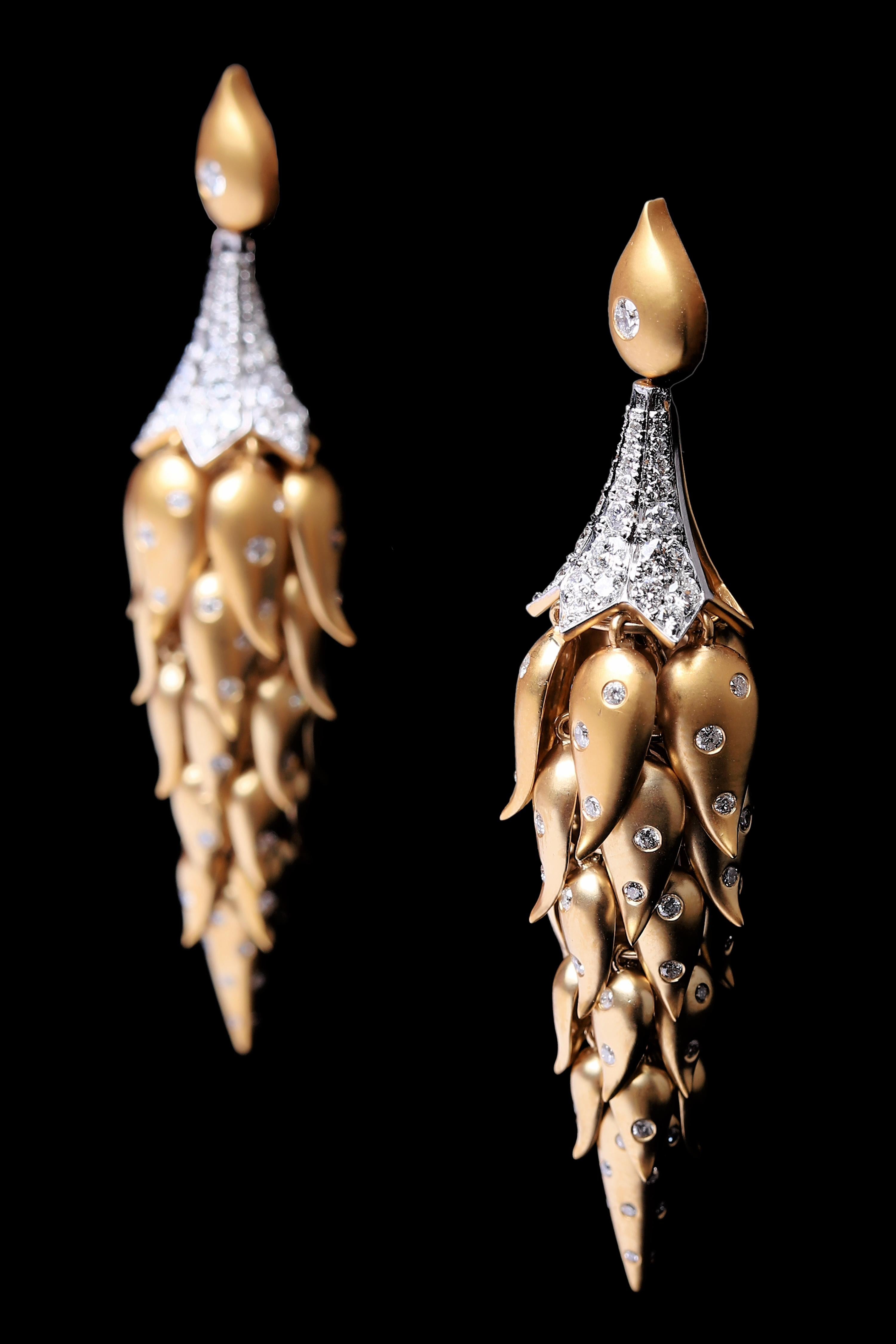 Diamond Drop Hanging Gold Earring In New Condition For Sale In New York, NY