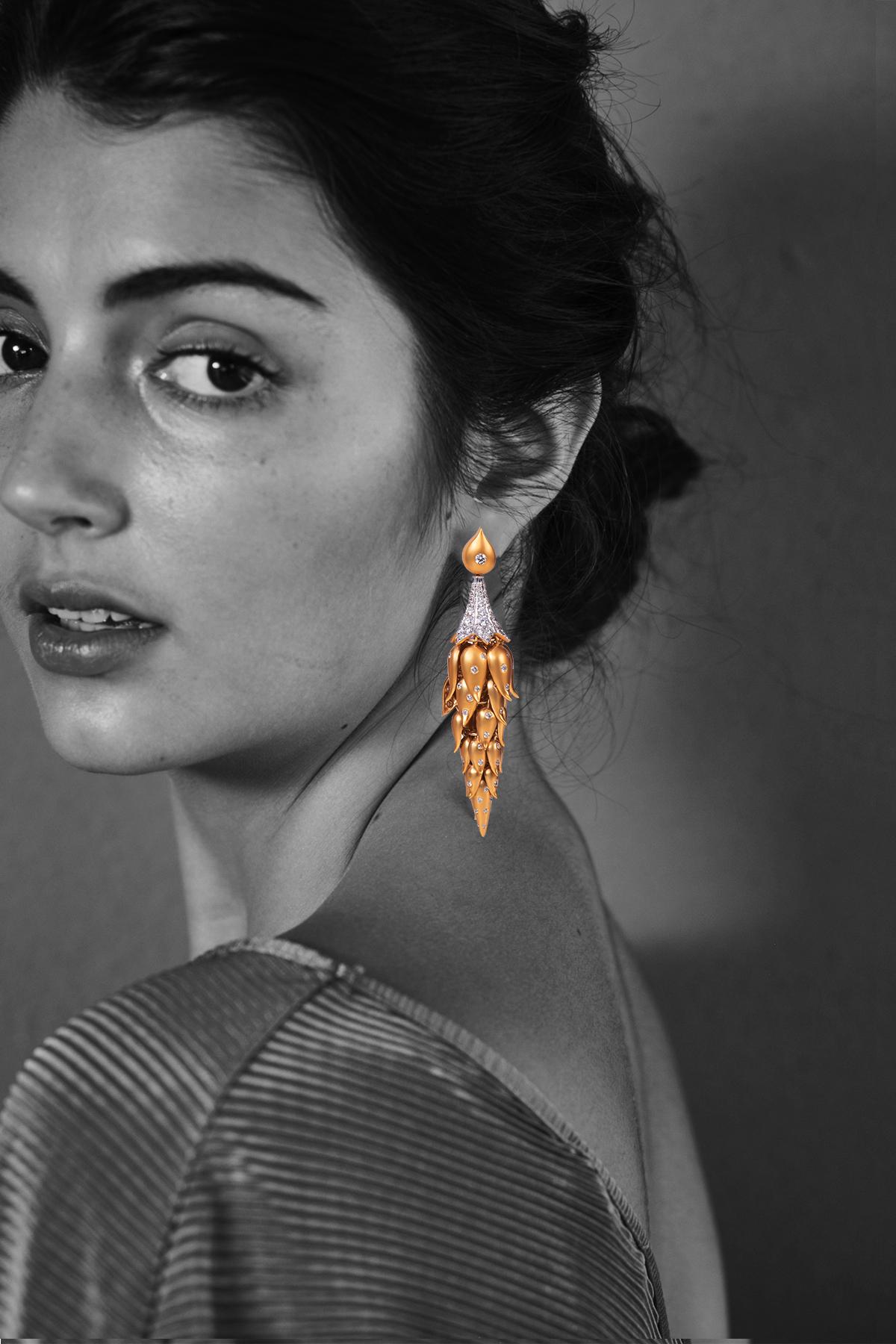 Diamond Drop Hanging Gold Earring For Sale 2