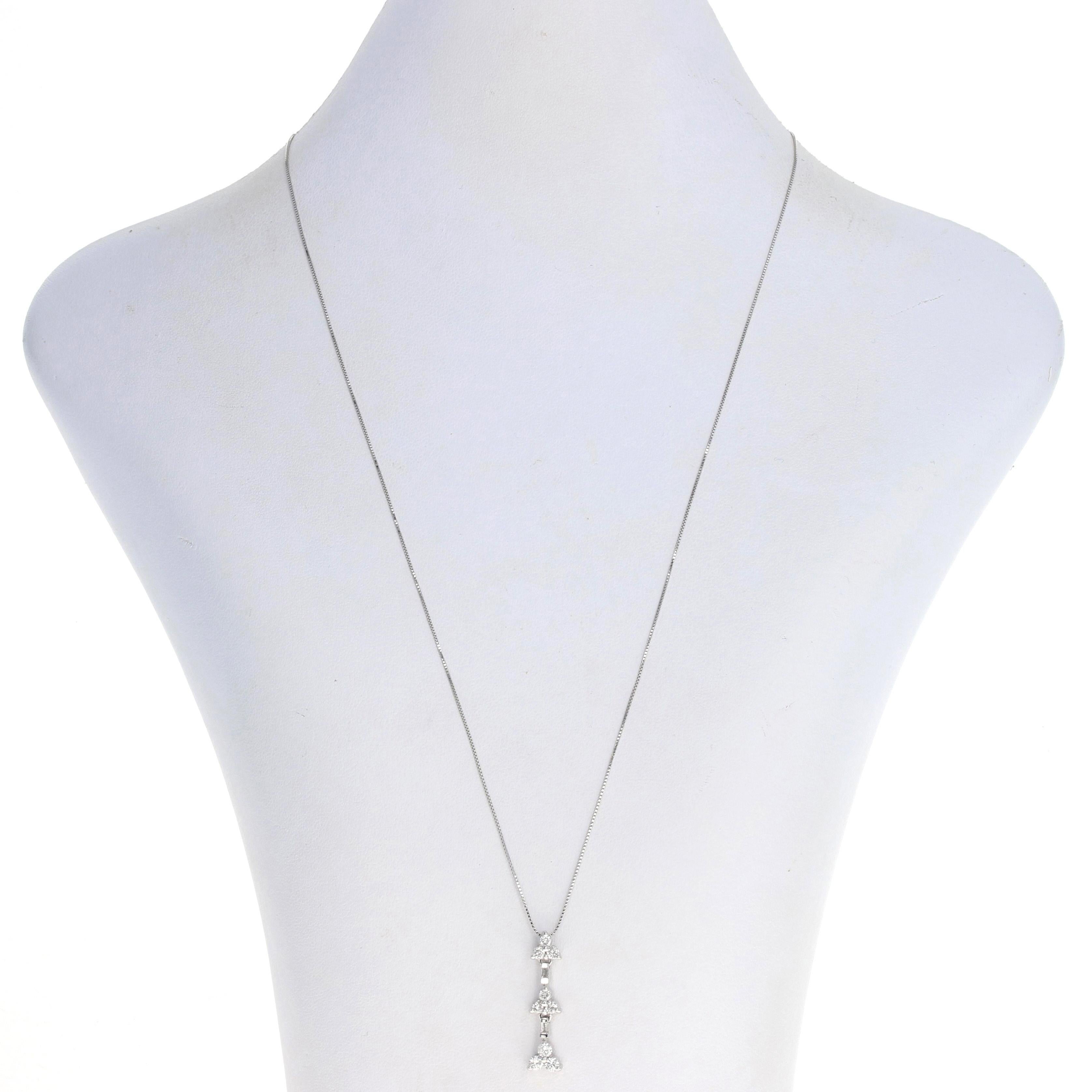 Dieses wunderschöne Kleidungsstück ist der perfekte Abschluss für Ihre formelle Kleidung! Dieser elegante Tropfenanhänger aus 14-karätigem Weißgold hängt an einer passenden Kette aus 14-karätigem Weißgold und ist mit funkelnden natürlichen Diamanten