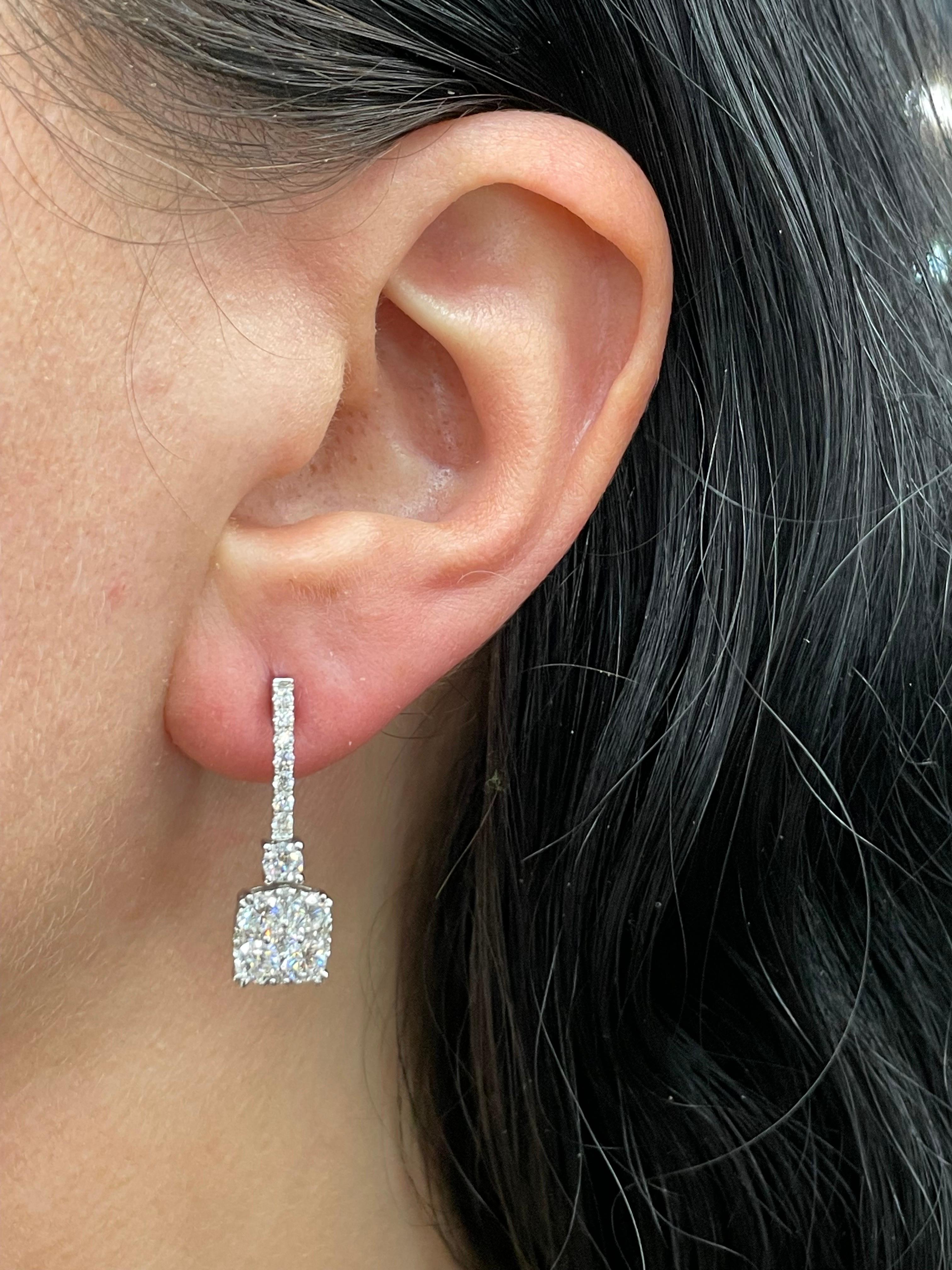 Quadratische Diamant-Tropfen-Ohrringe aus 18 Karat Weißgold mit 2 Karat Diamanten 4 Gramm im Angebot 1