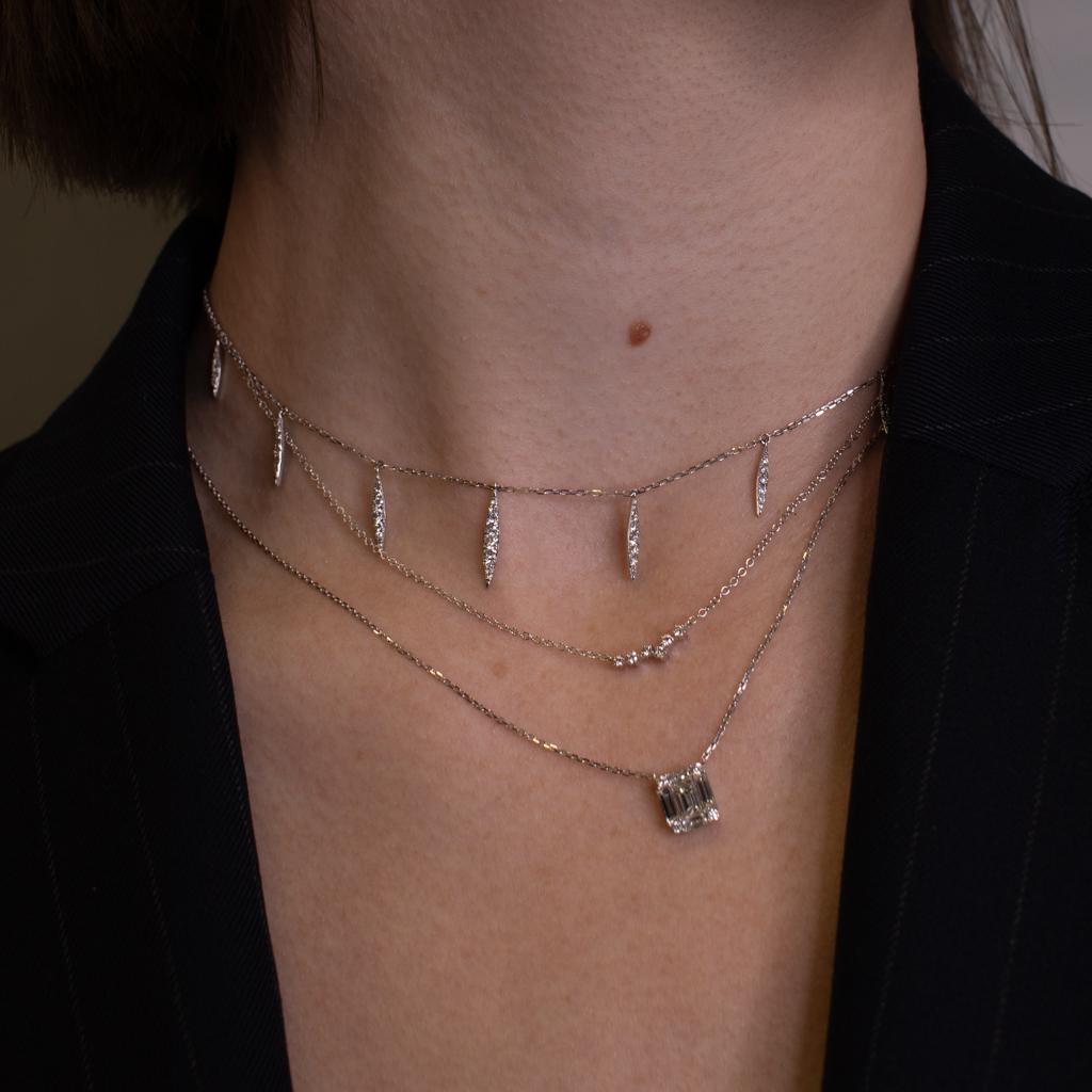 Ergänzen Sie Ihre Schmucksammlung mit dieser diamantbesetzten Halskette in Tropfenform um einen eleganten Look! Feiern Sie einen geliebten Menschen mit diesem perfekten Geschenk für einen Abschluss, ein Jubiläum, eine Geburt oder einen wichtigen