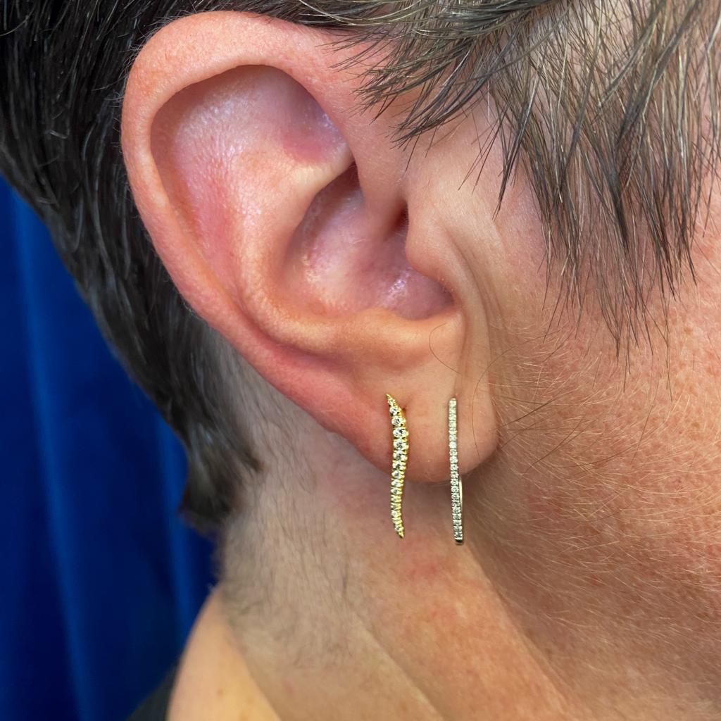 Contemporary Diamond Ear Climber Curves, 0.25 Carats, Climb Drop EG12939 For Sale