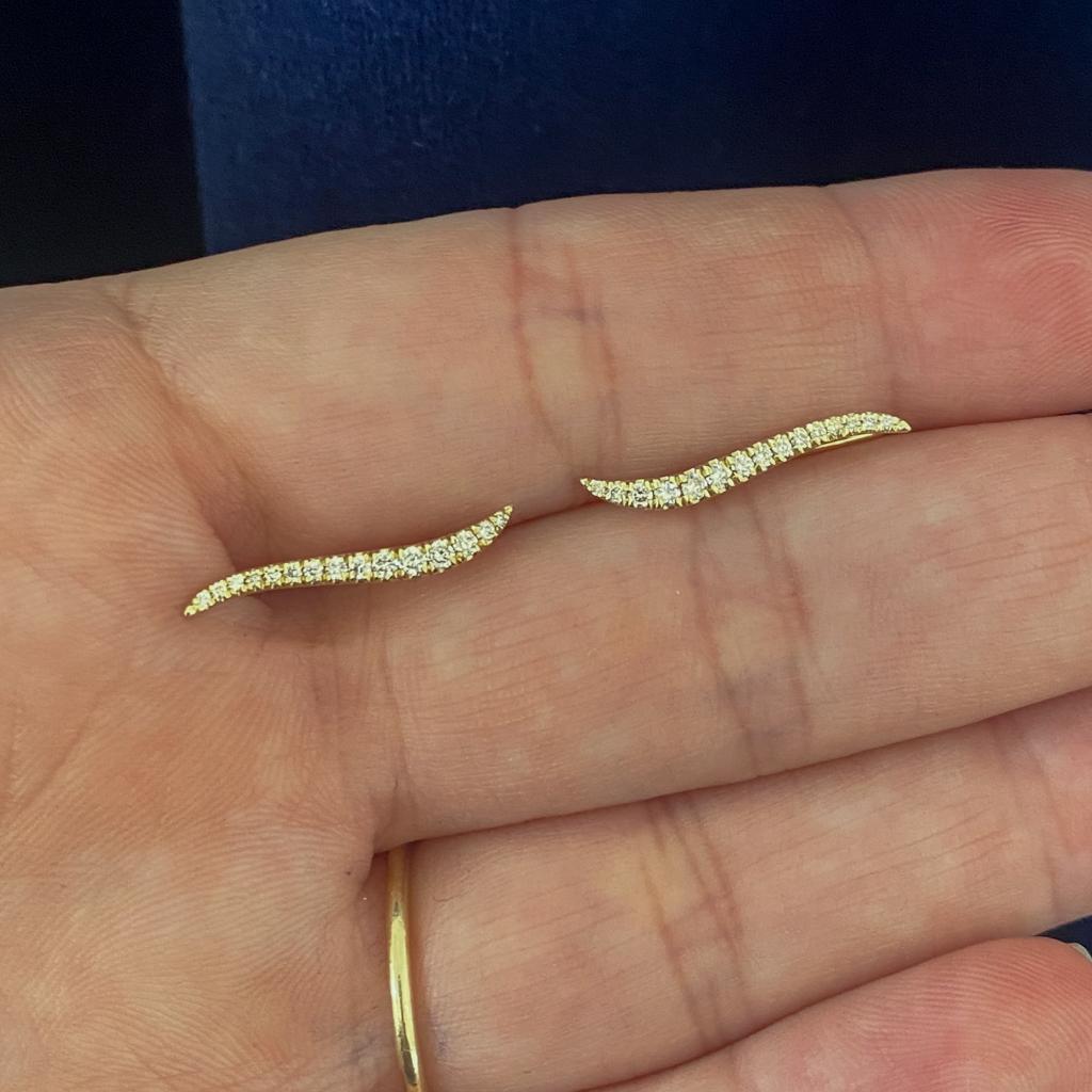 Diamond Ear Climber Curves, 0.25 Carats, Climb Drop EG12939 For Sale 1