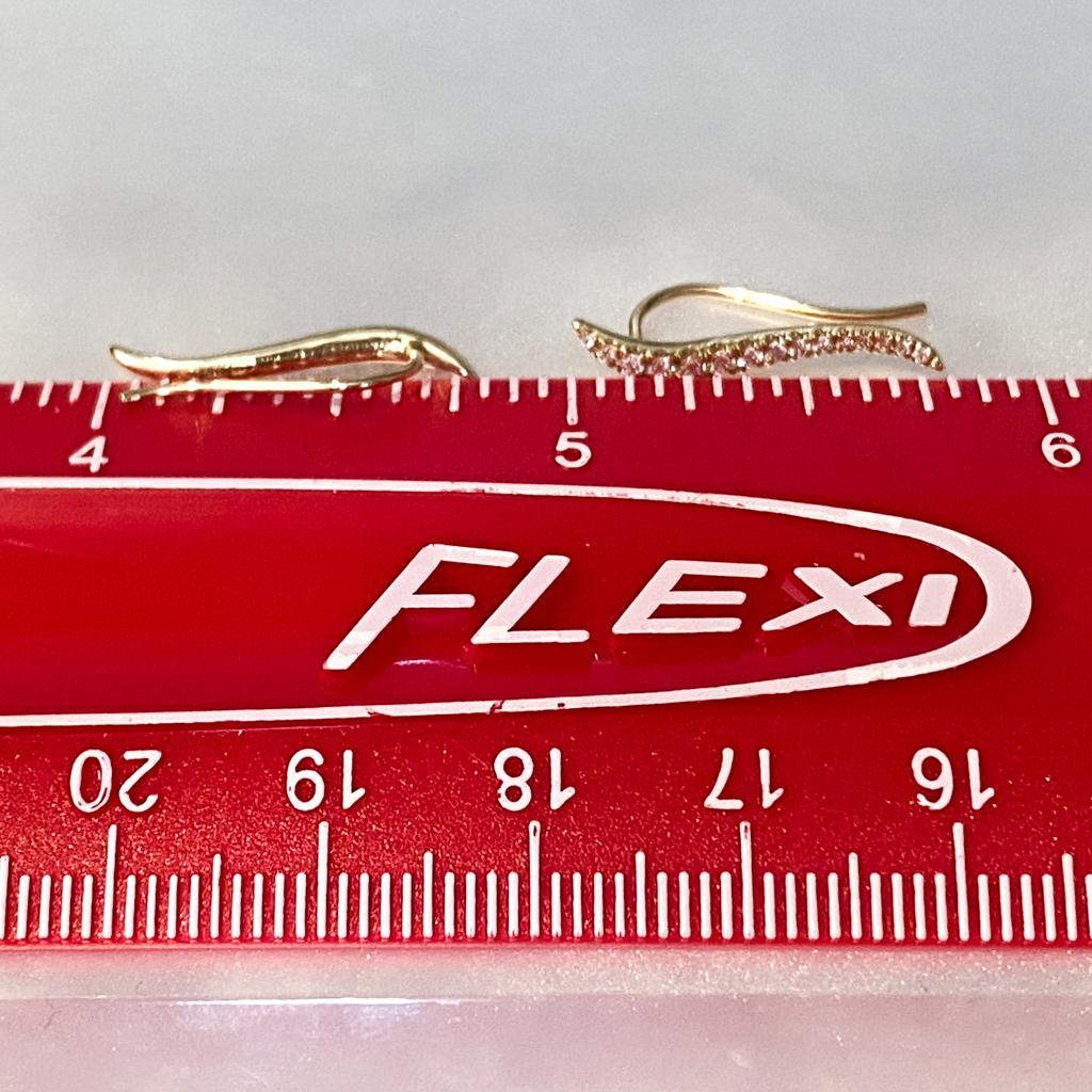 Diamond Ear Climber Curves, 0.25 Carats, Climb Drop EG12939 For Sale 2